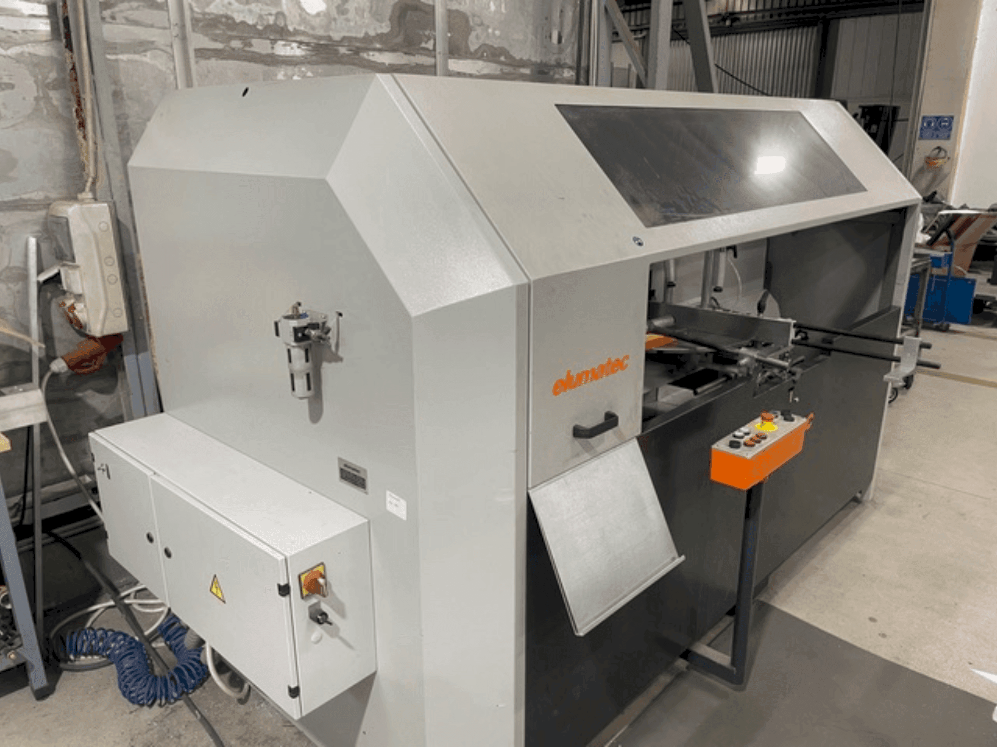 Koneen Elumatec AKS134/64 etunäkymä