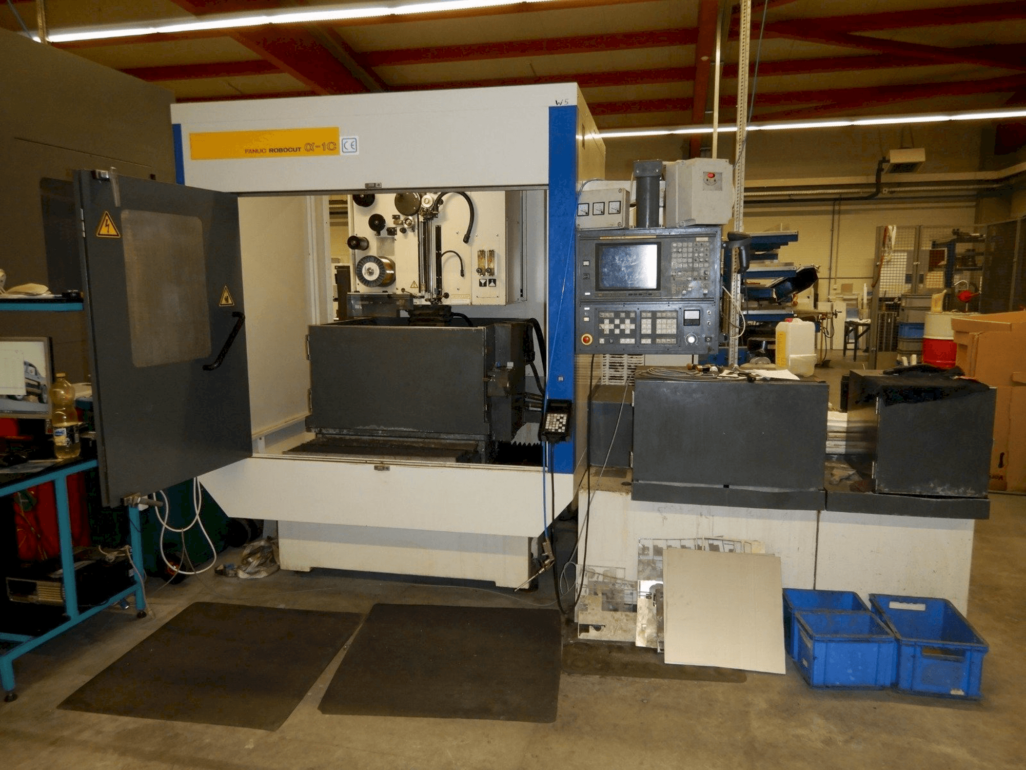 Koneen FANUC ROBOCUT ALPHA 1C etunäkymä