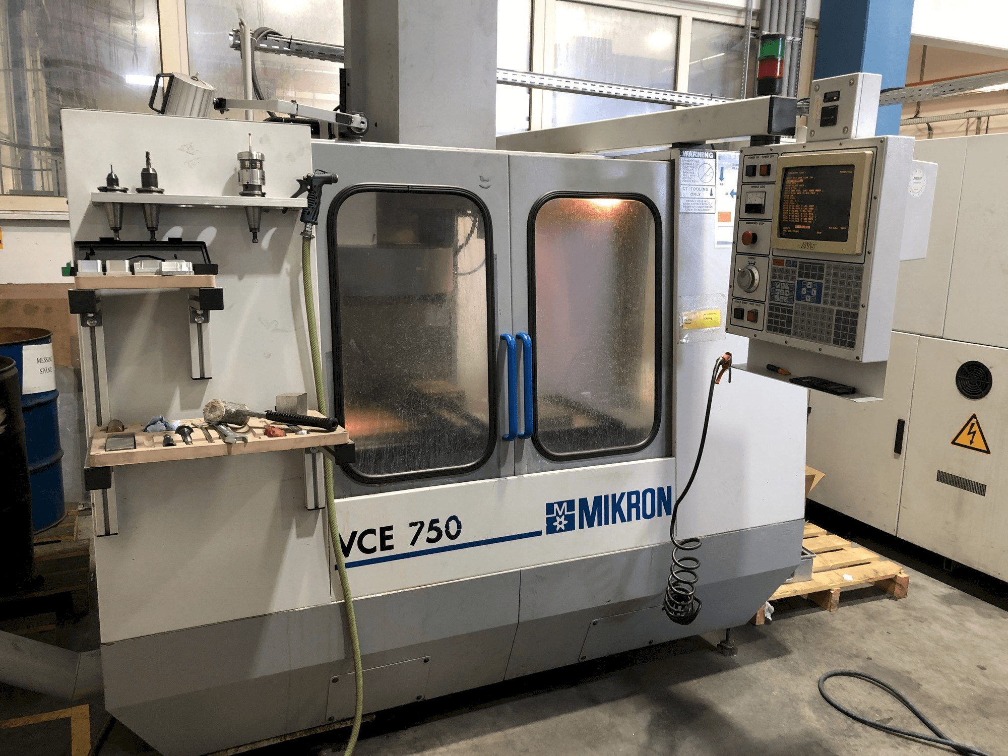 Koneen MIKRON VCE 750 etunäkymä