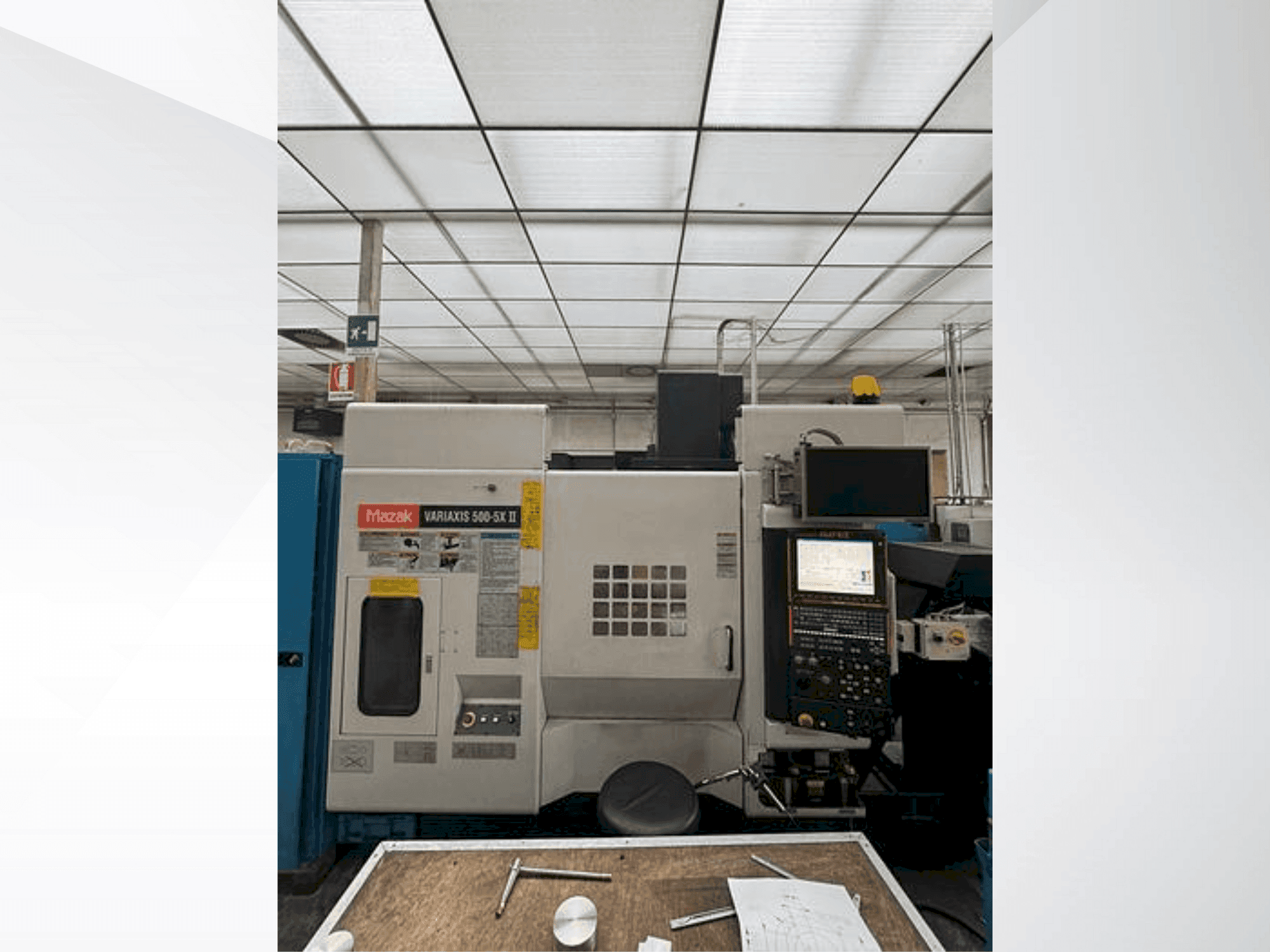 Koneen Mazak Variaxis 500-5X II etunäkymä