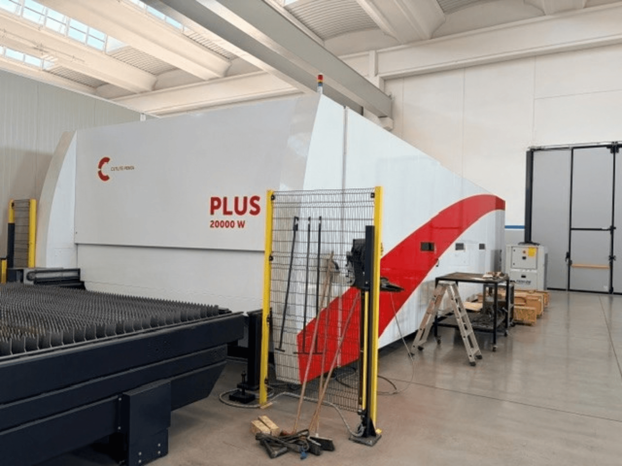 CUTLITE PENTA PLUS LM 9030 -kuitulaserleikkauskone, sivukuva, jossa näkyy 20 000 W:n teho, suojakaiteet ja työtila.
