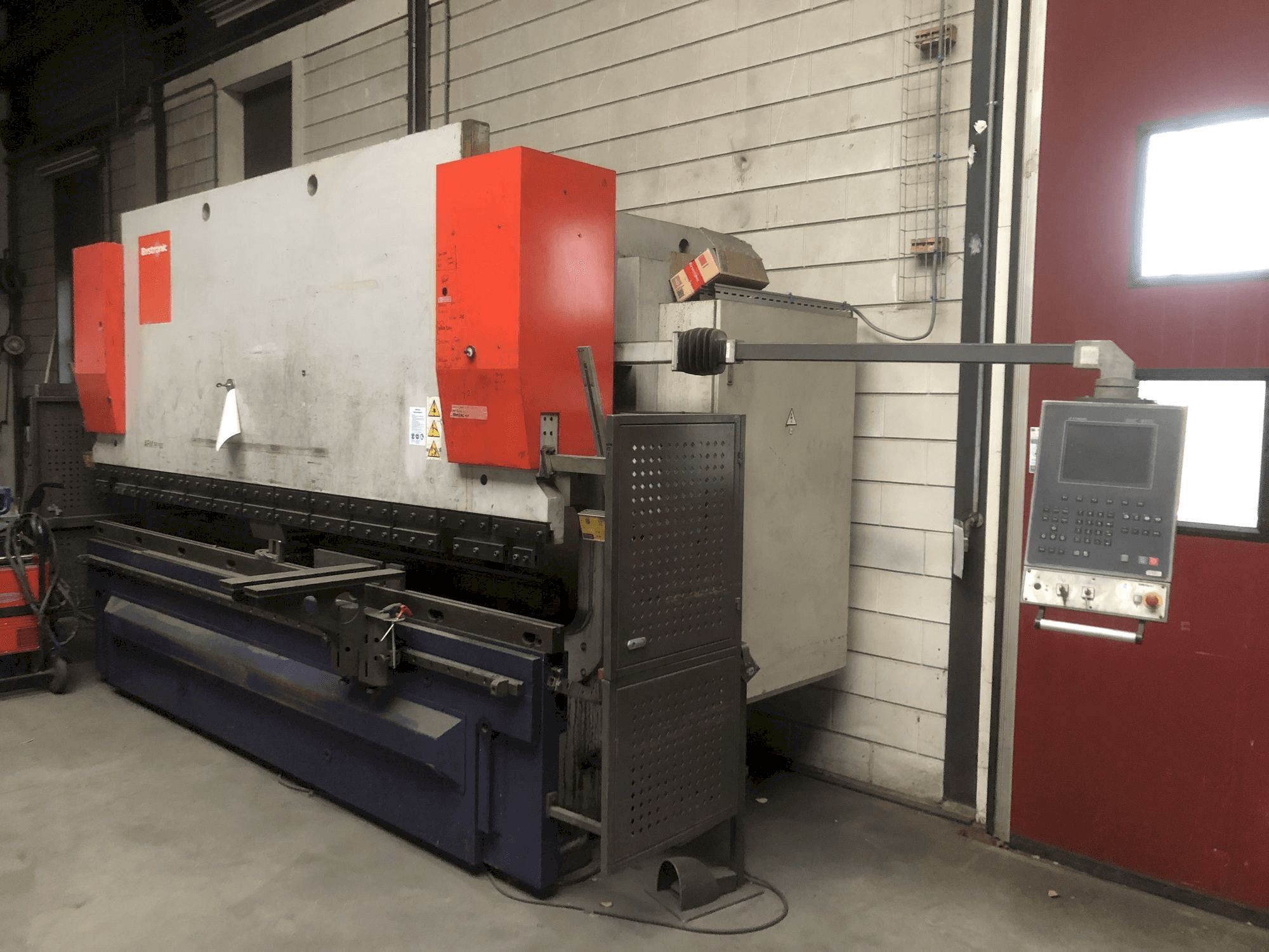 Koneen Bystronic EP40-160 oikean sivun näkymä