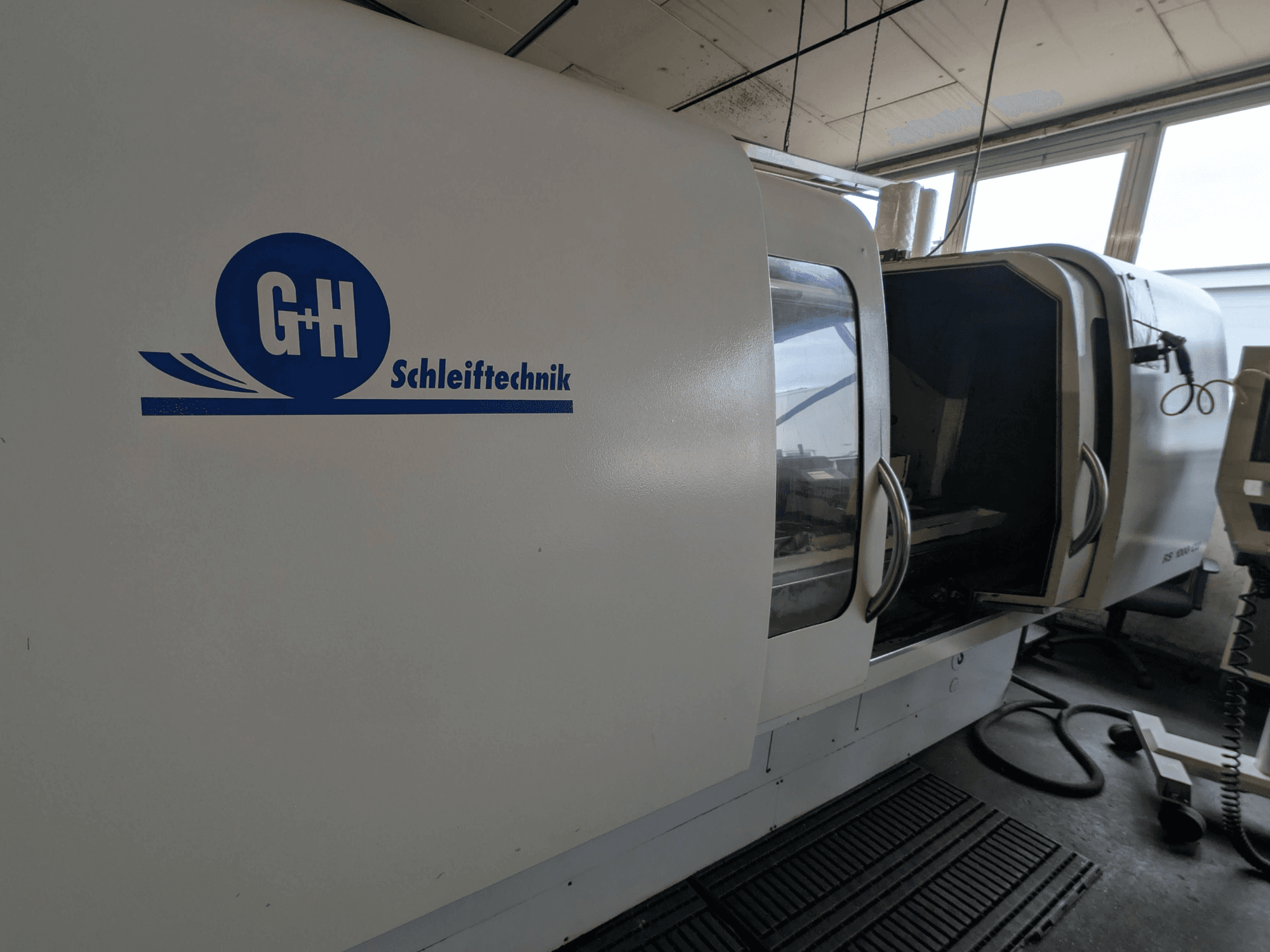 Lieriöhiomakone GEIBEL & HOTZ RS 1000 CU, sivukuva, jossa näkyy ohjauspaneeli ja avoin luukku.