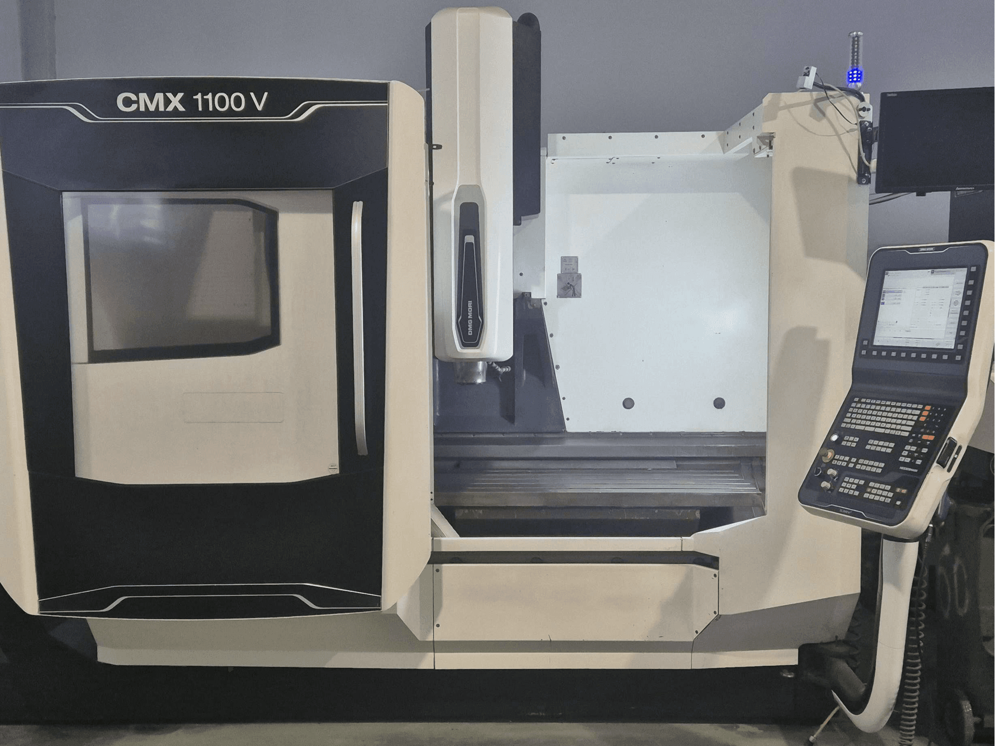 DMG MORI CMX 1100 V -pystykoneistuskeskus, etunäkymä, jossa näkyvät ohjauspaneeli ja koneen alusta.