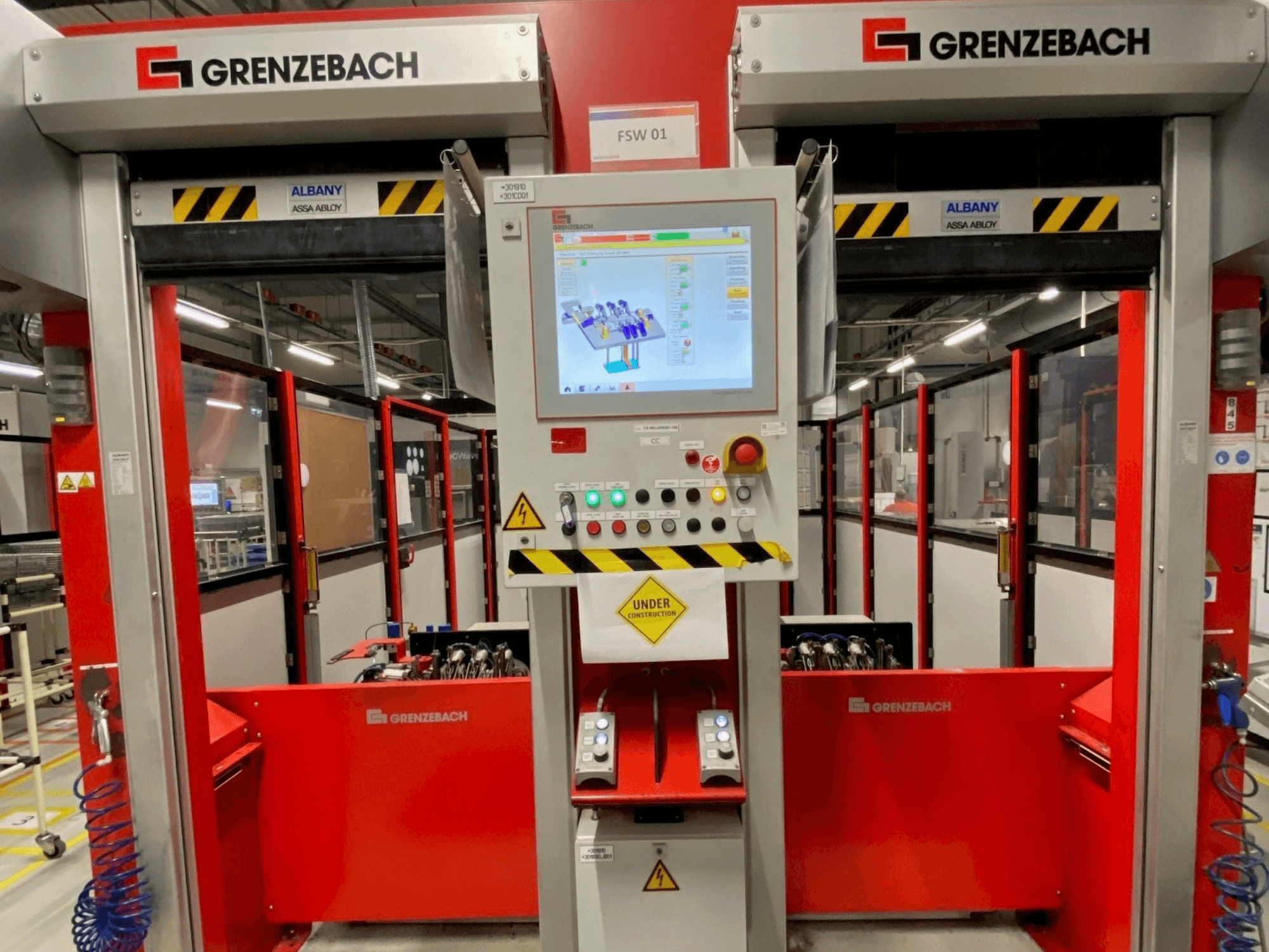 GRENZEBACH FSW GenRob 01 -robottivarren etunäkymä, jossa näkyy kosketusnäytöllä varustettu ohjauspaneeli ja erilaisia toimintopainikkeita.