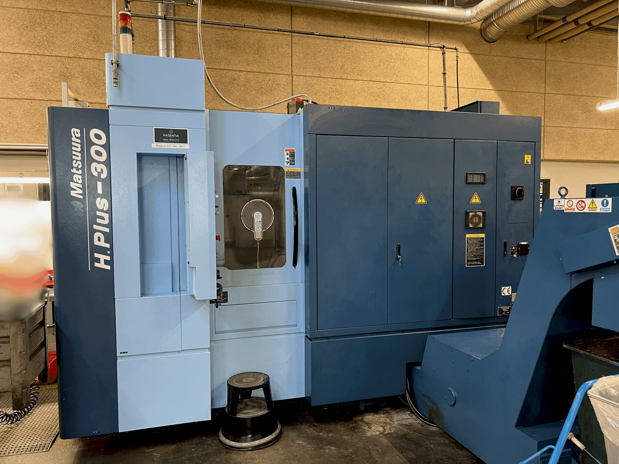Koneen Matsuura H.PLUS-300 etunäkymä