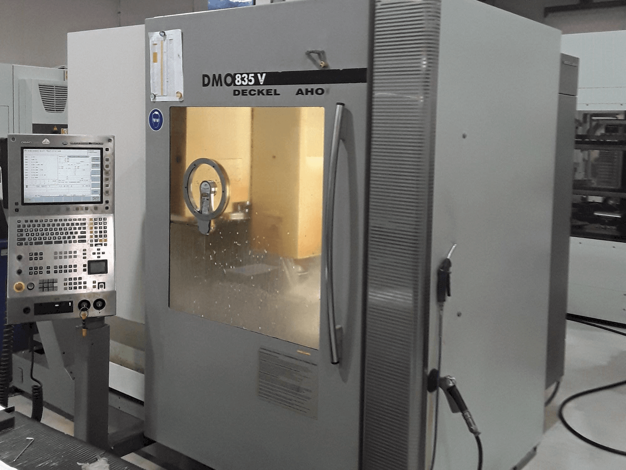 Koneen DECKEL MAHO DMC 835 V etunäkymä
