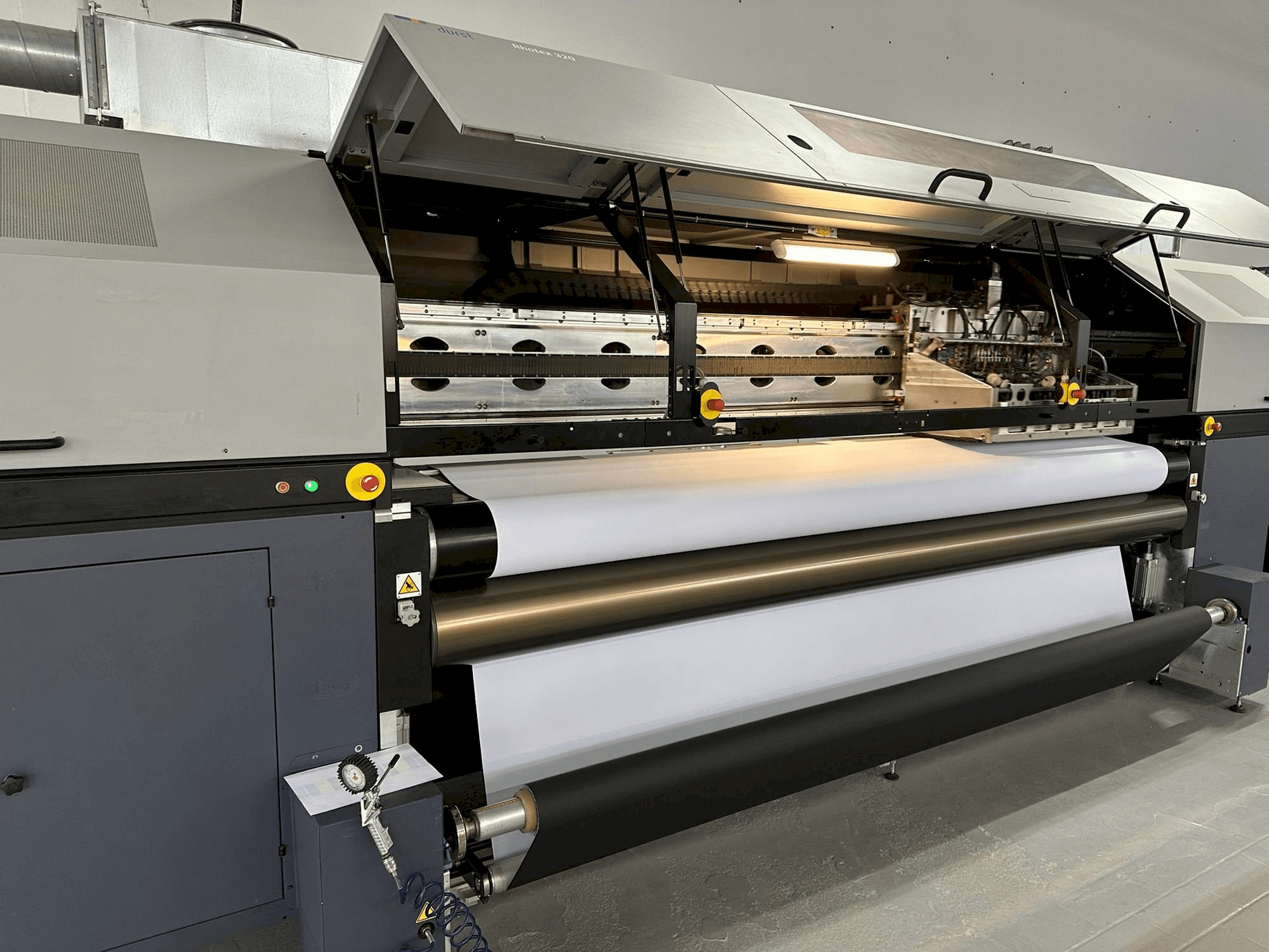 Koneen Durst Rhotex 320 etunäkymä