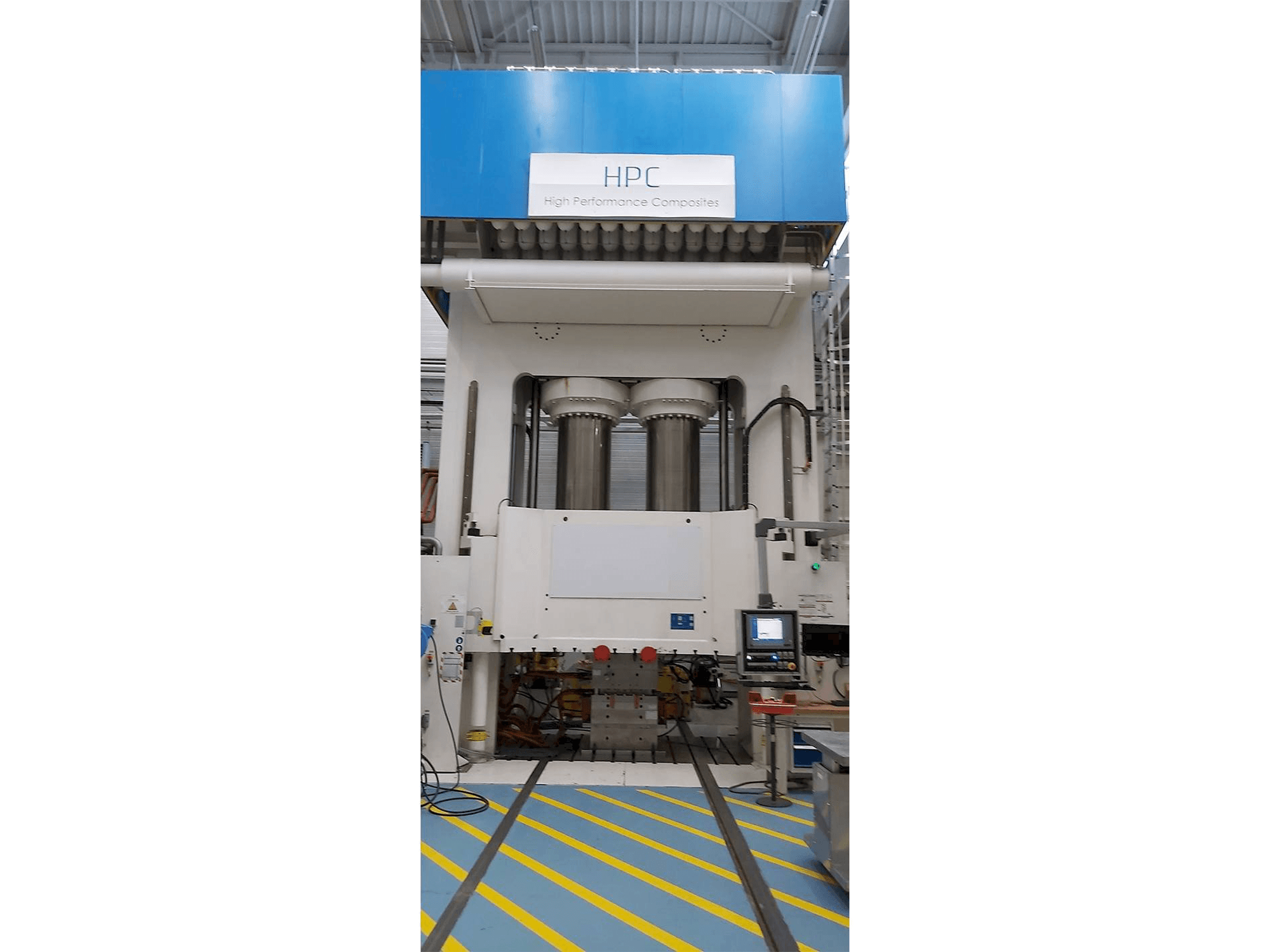 Koneen Dieffenbacher 2500 Ton etunäkymä