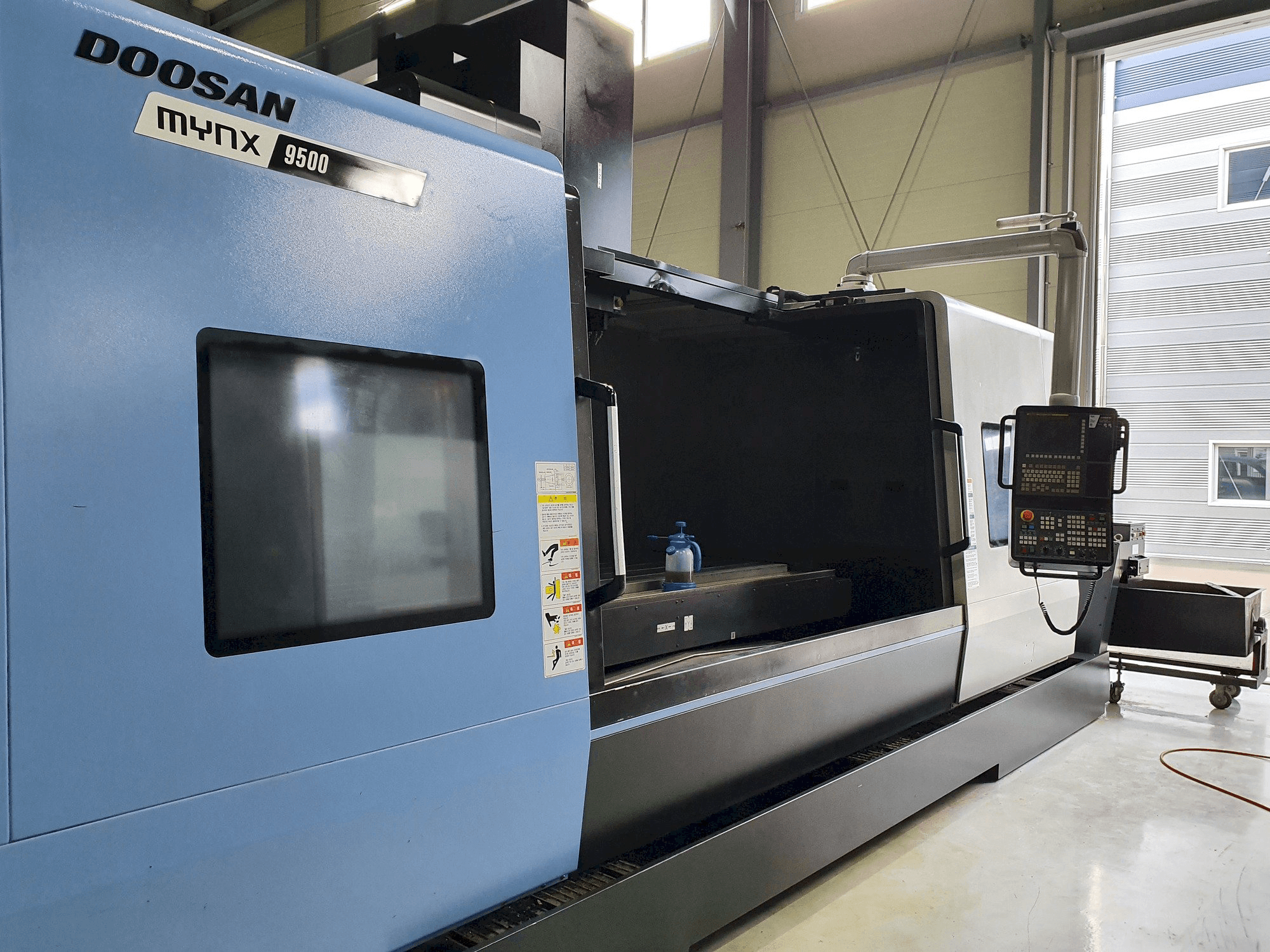 Koneen Doosan MYNX 9500 etunäkymä