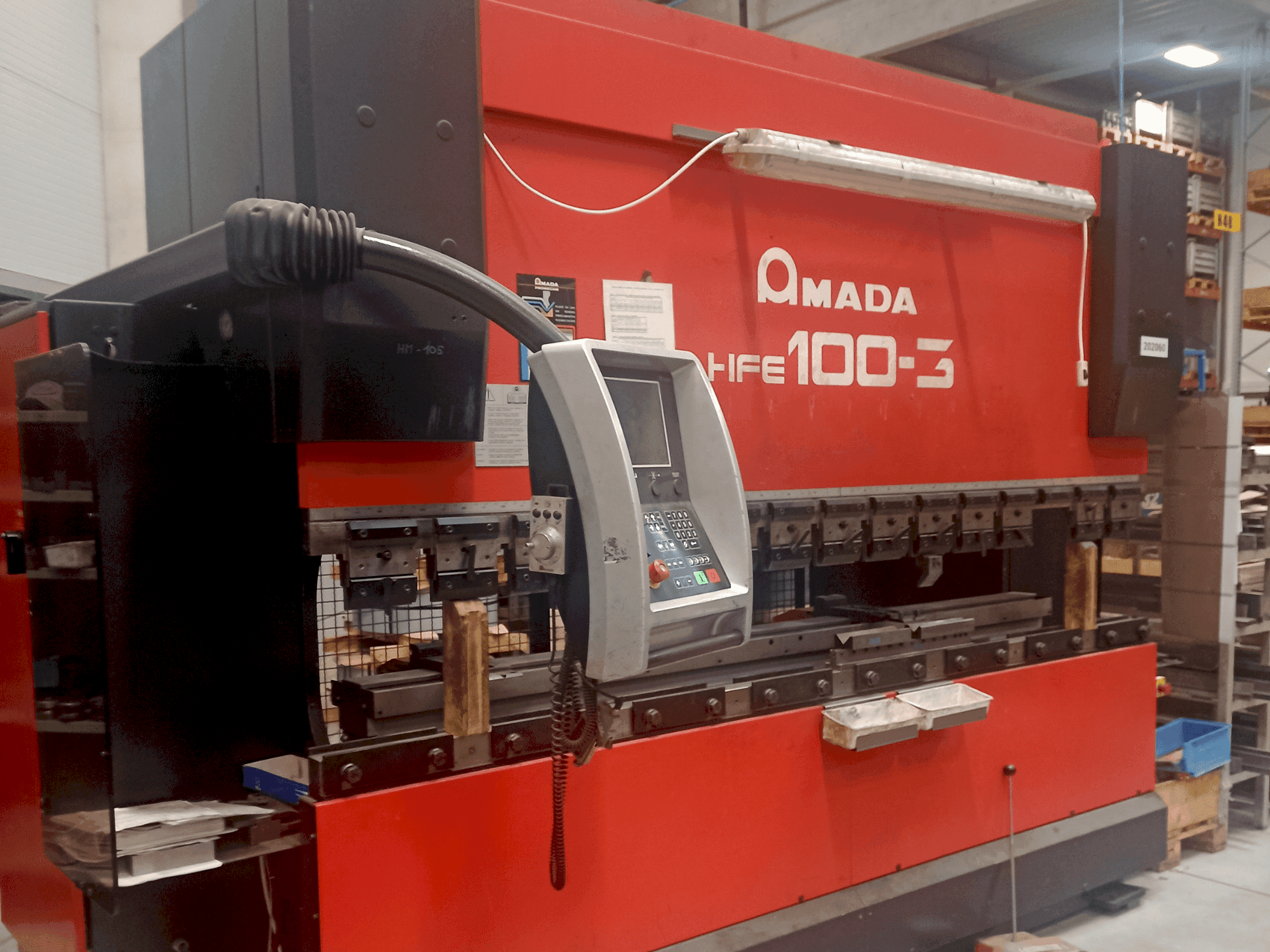 Koneen AMADA HFE 100-3 etunäkymä