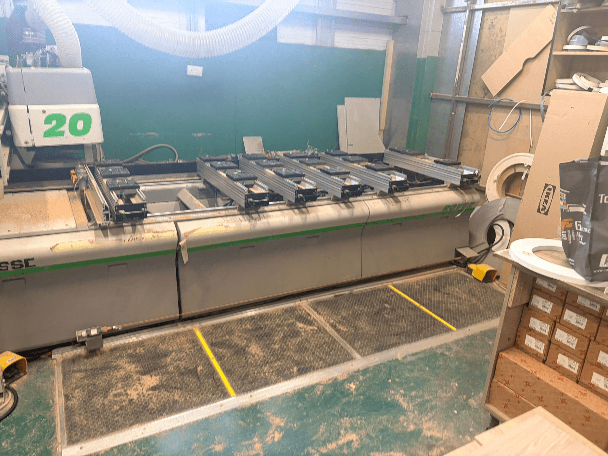 CNC-puuntyöstökeskus BIESSE ROVER 20, etukuva, kiskojärjestelmä, hallintalaitteet ja sahanpuru näkyvissä pinnalla.