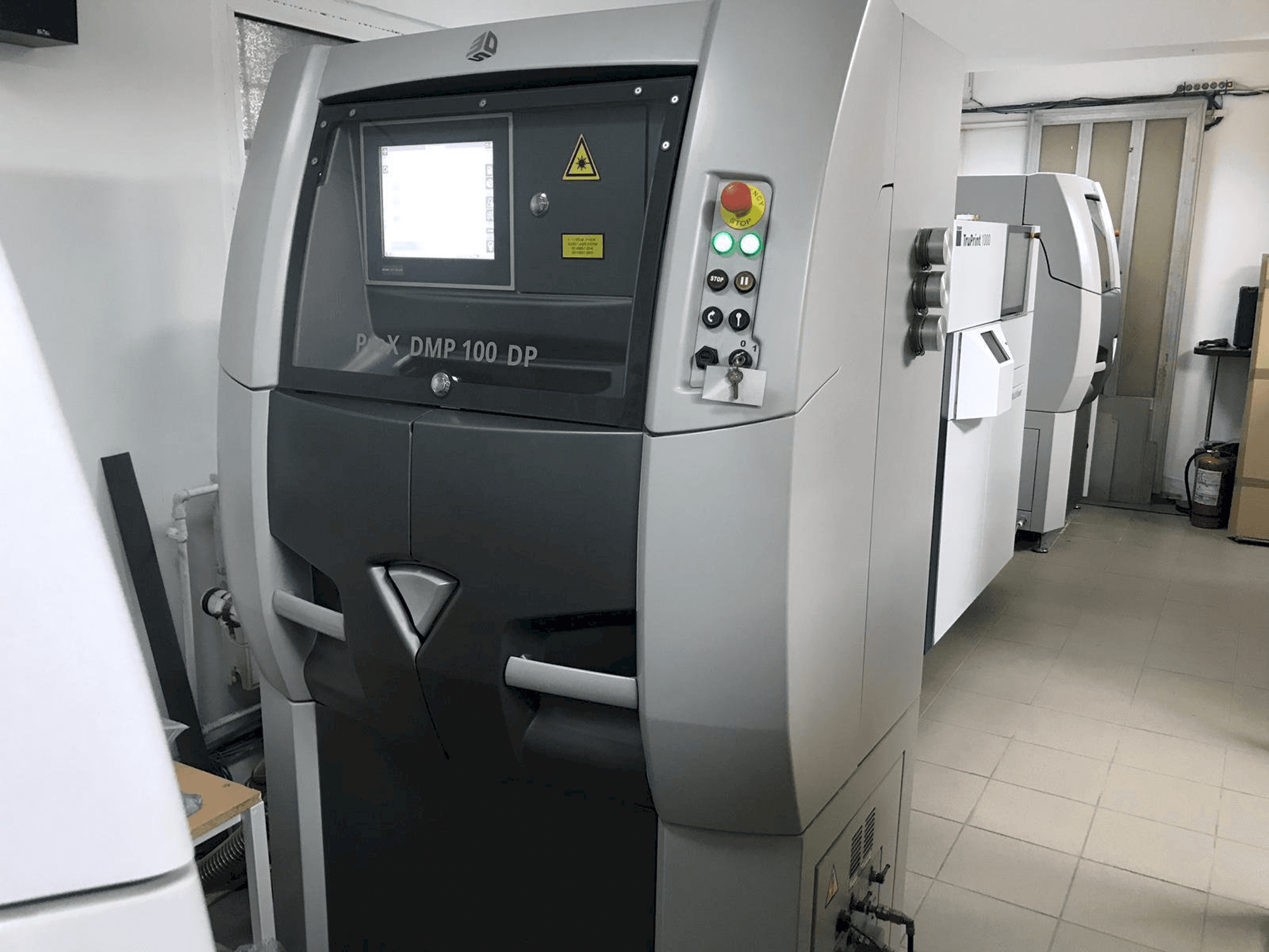 Koneen 3D SYSTEMS ProX DMP 100 etunäkymä