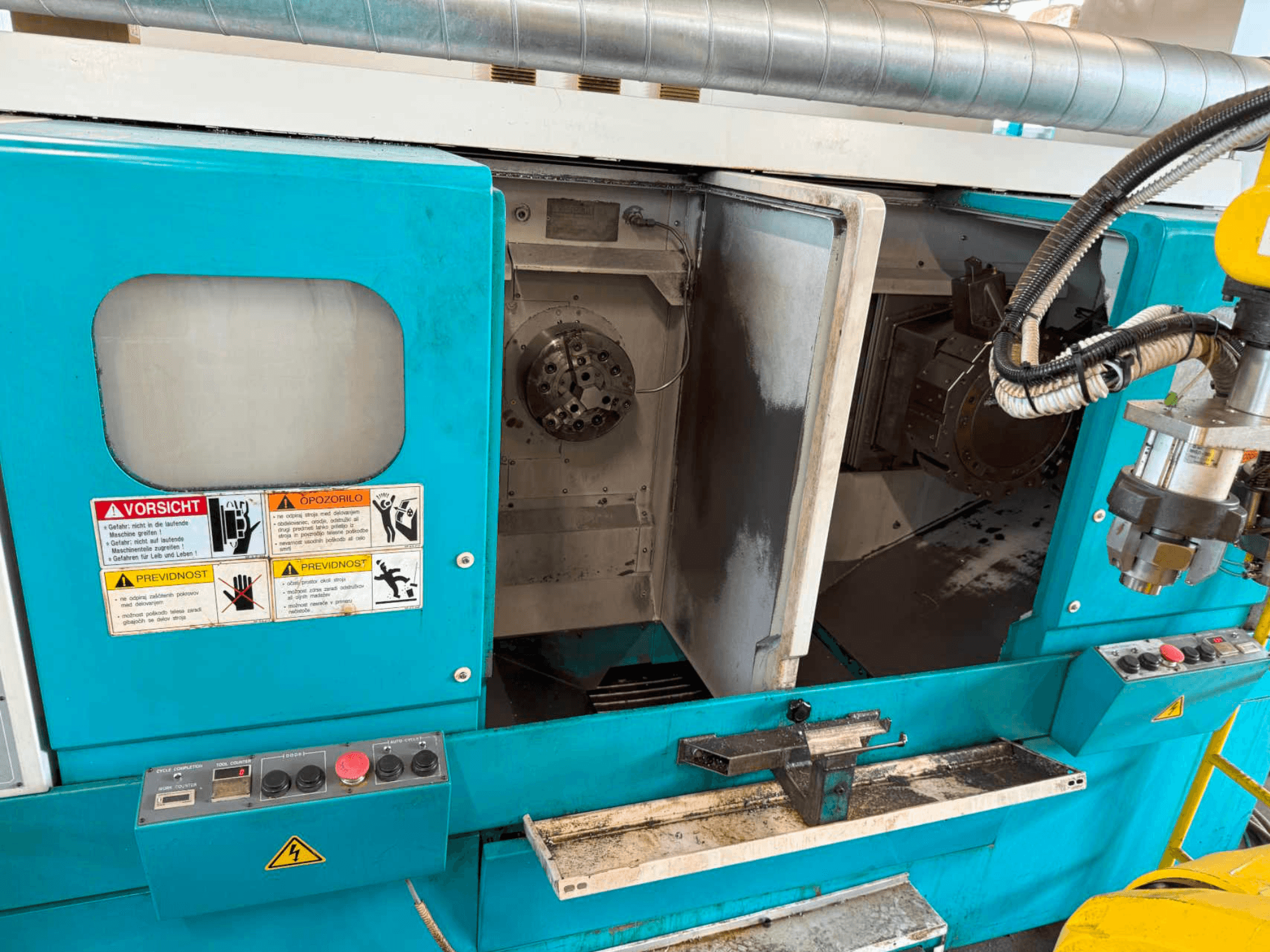 DOOSAN H310T vaakasuuntainen sorvauskone, etukuva, jossa näkyy ohjauspaneeli ja karan alue sekä turvavaroitukset.