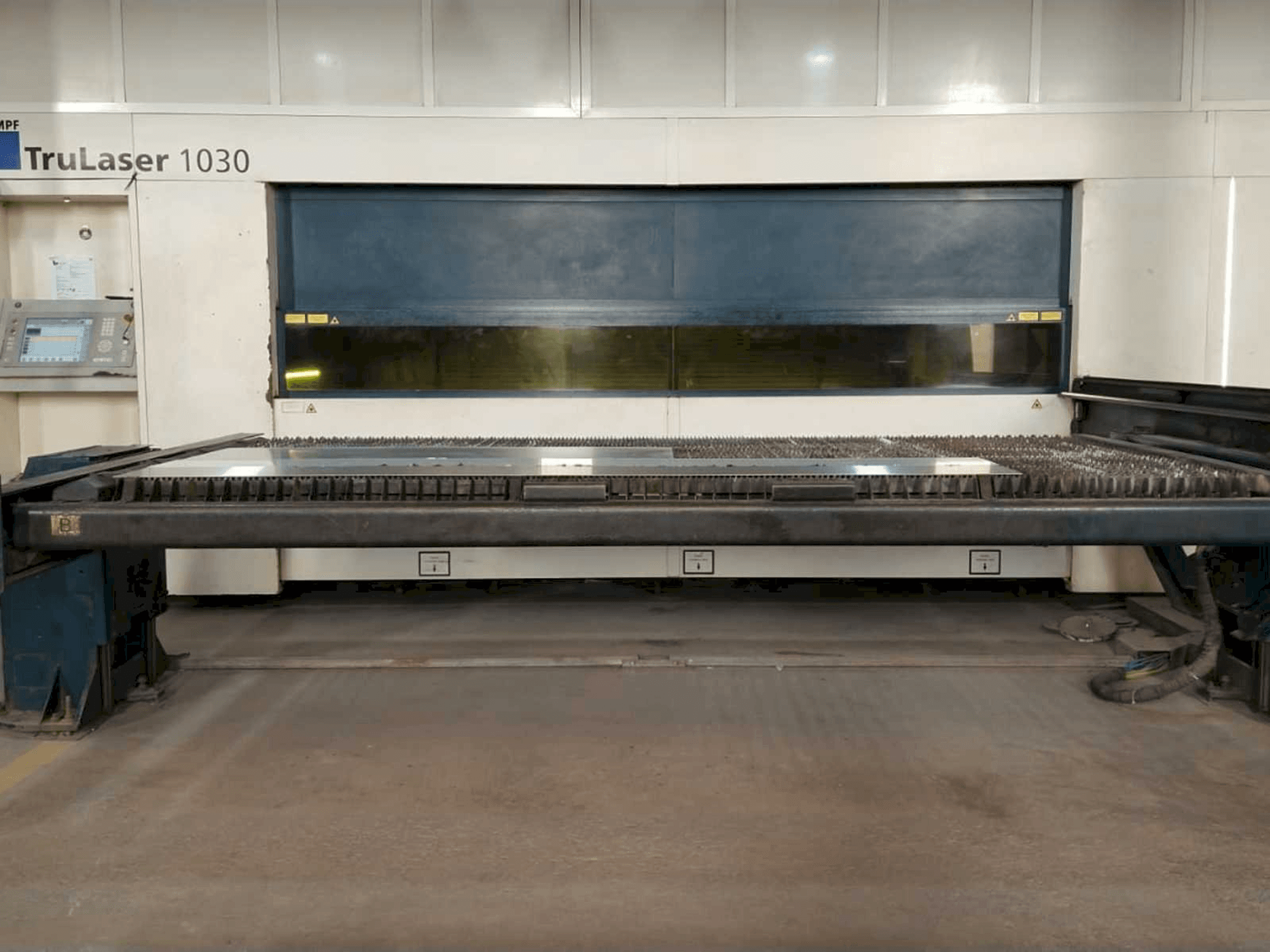 Koneen Trumpf True Laser 1030 etunäkymä
