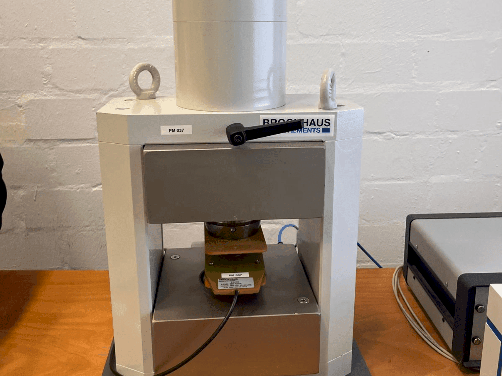 Koneen BROCKHAUS HG200 D etunäkymä