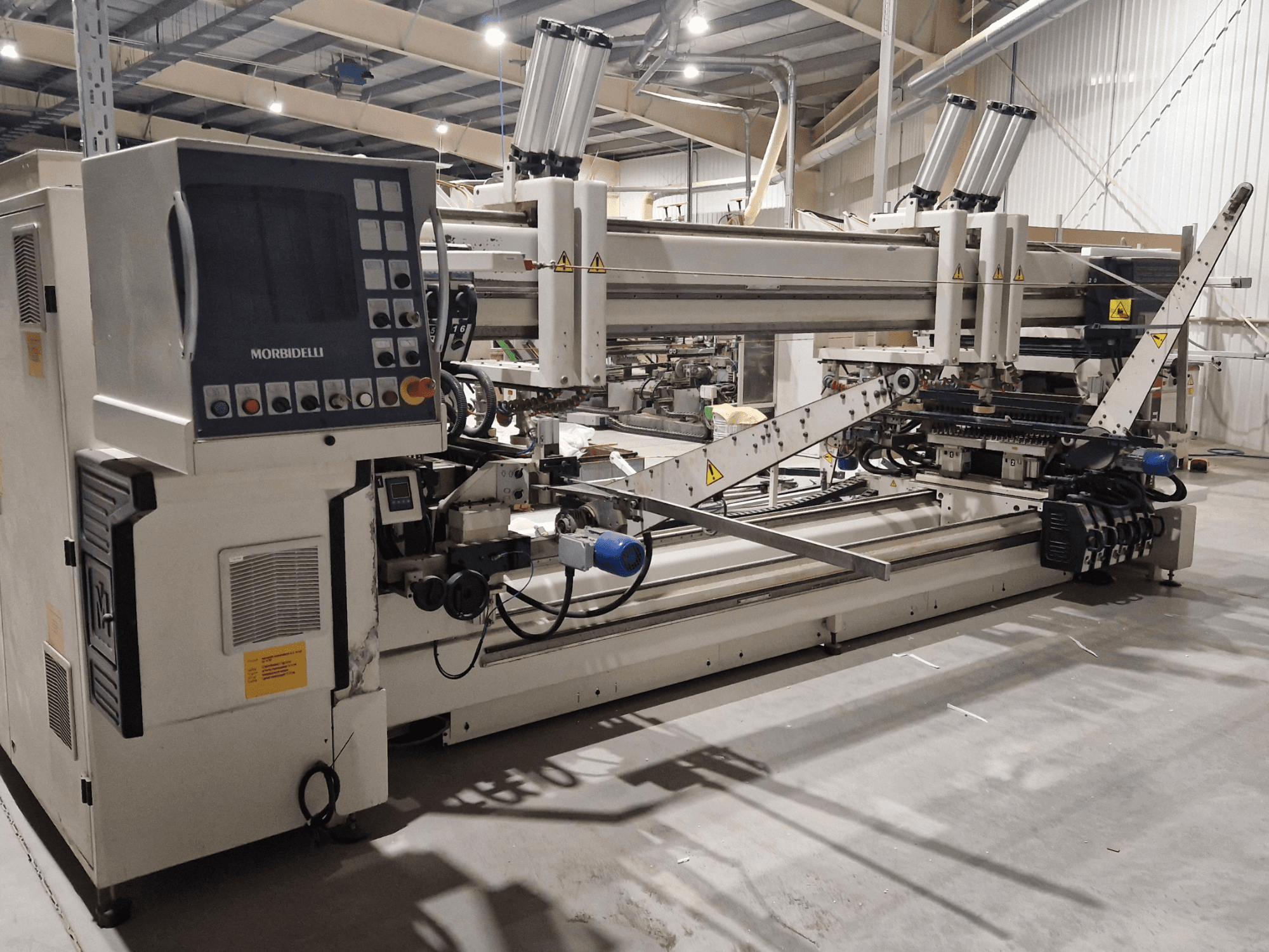 Monikarainen porakone SCM Morbidelli Zenith F2, sivukuva, jossa näkyy ohjauspaneeli ja mekaaniset komponentit korjaamolla.