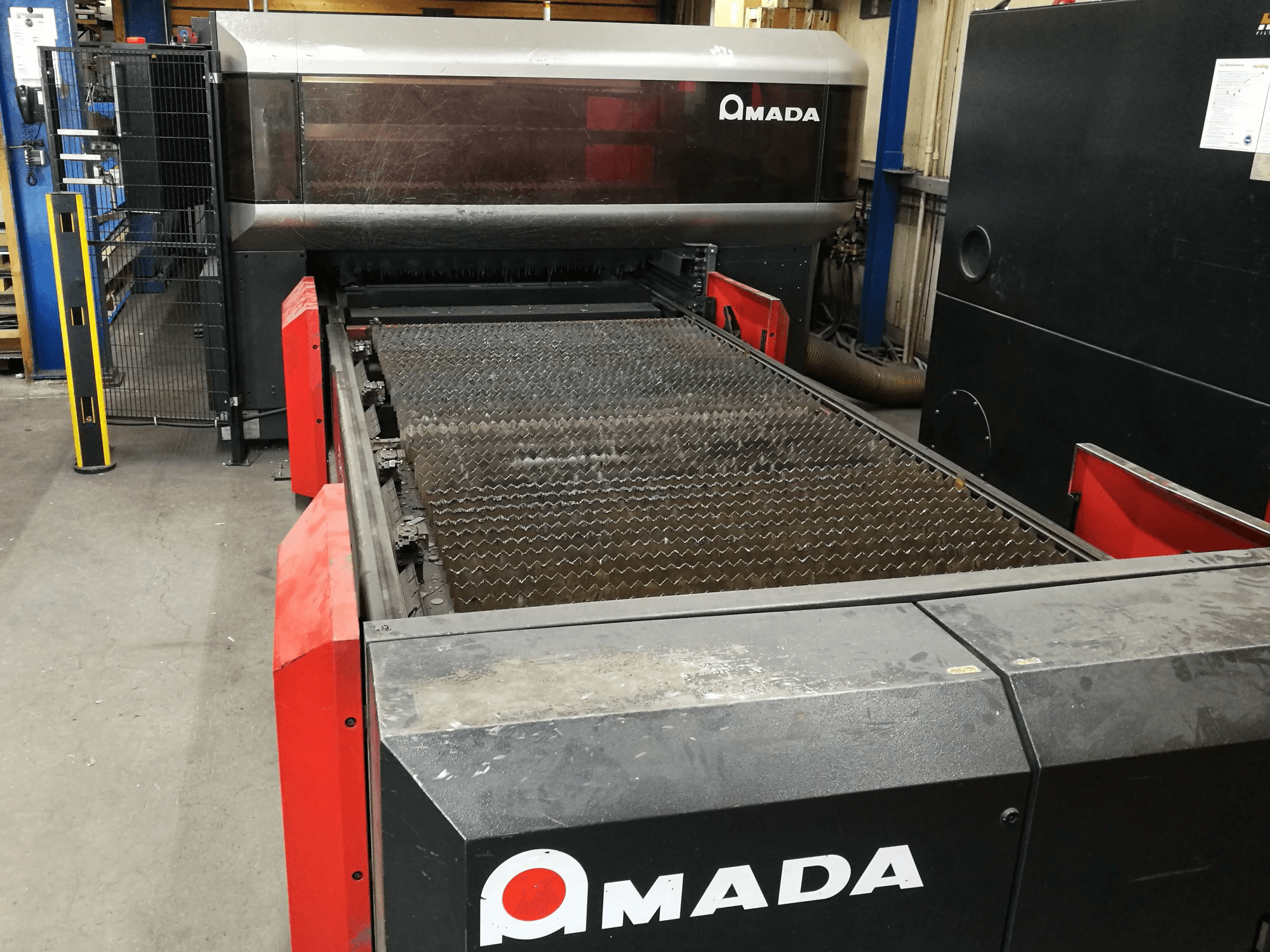 Koneen AMADA etunäkymä LC 3015 X1 NT
