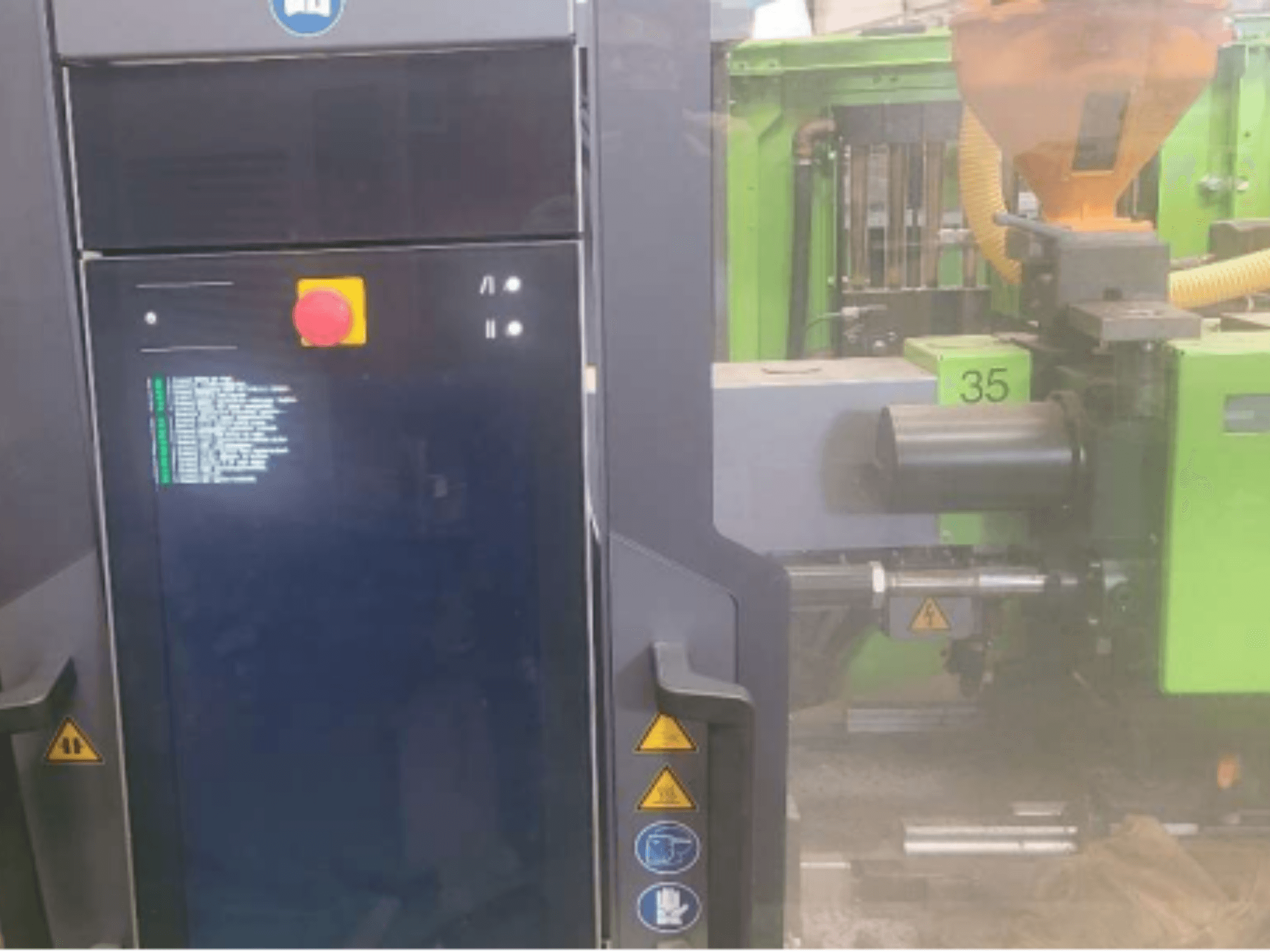 Engel Victory 320/80 spex hydraulinen ruiskuvalukone, etukuva, jossa näkyy ohjauspaneeli ja vihreä ruiskutusyksikkö.