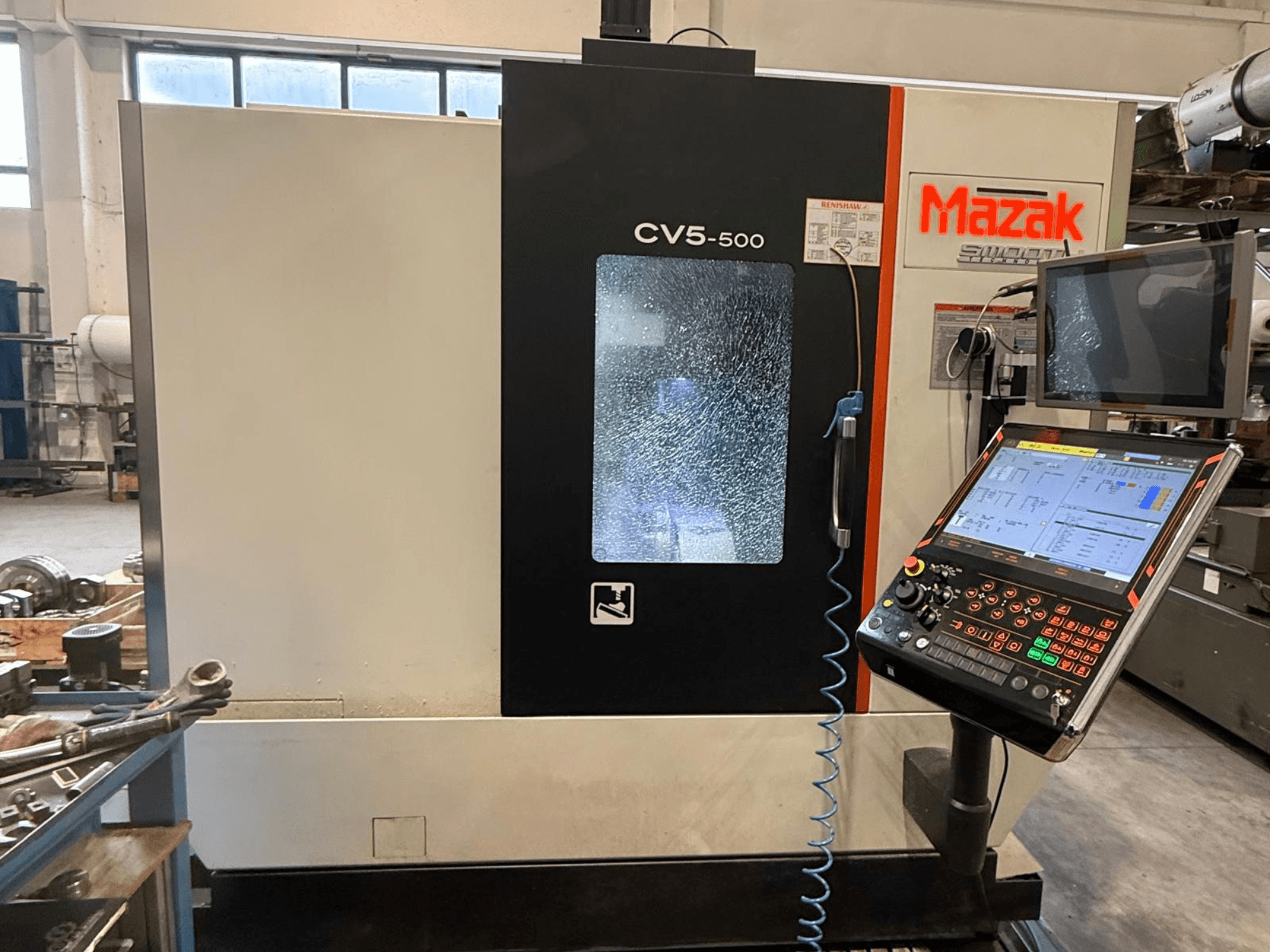 Mazak CV5-500 -pystytyöstökeskus, etukuva ohjauspaneelista ja näytöstä, jossa näkyvät käyttöasetukset ja käyttöliittymä.