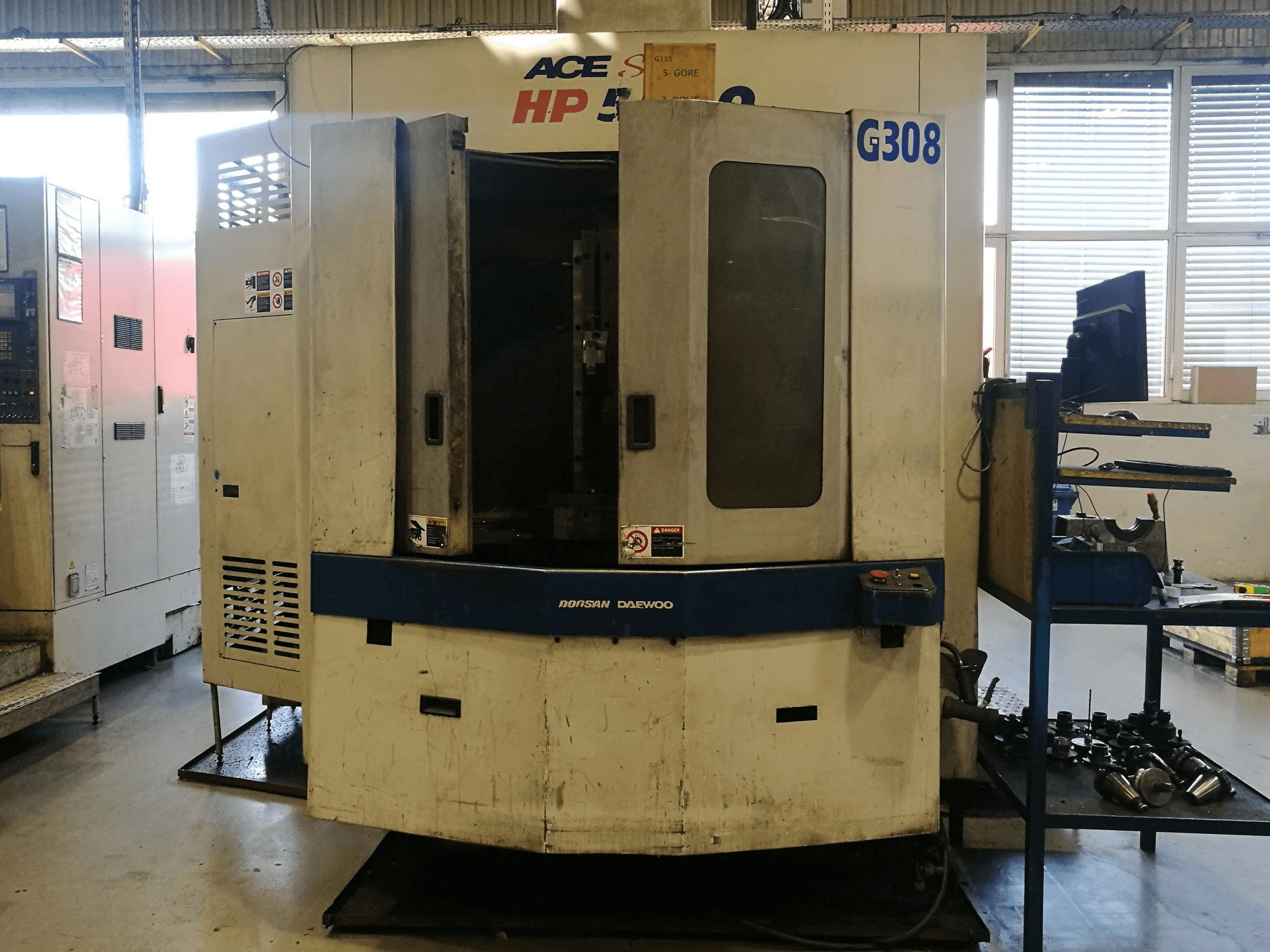 Koneen DAEWOO etunäkymä Doosan ACE HP 5500