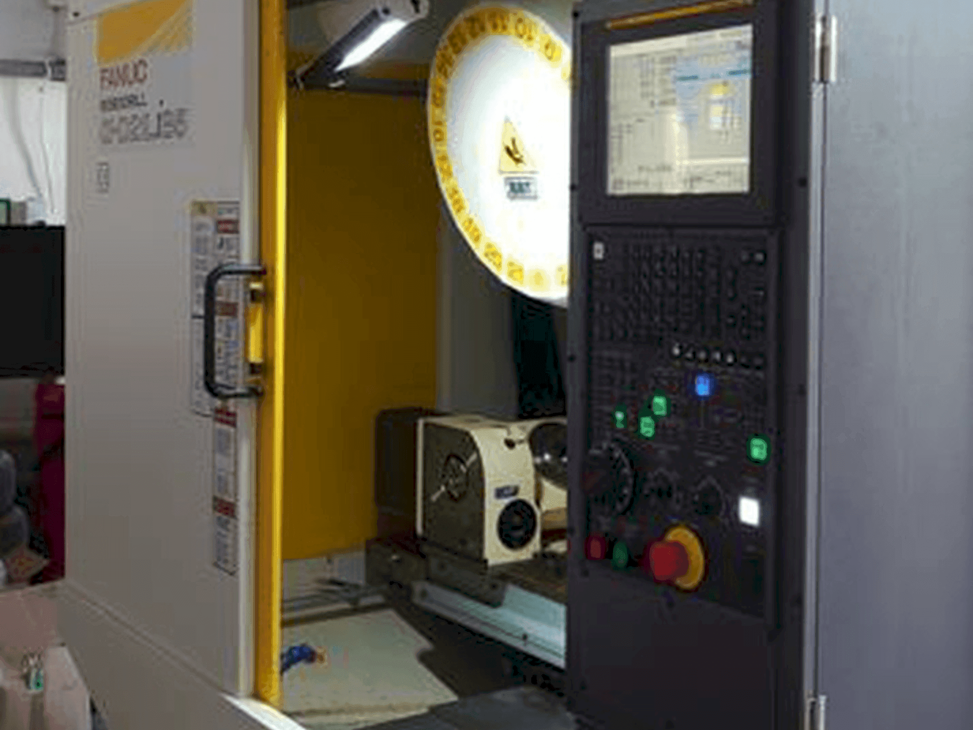 Koneen FANUC ROBODRILL α-D21LiB5 etunäkymä