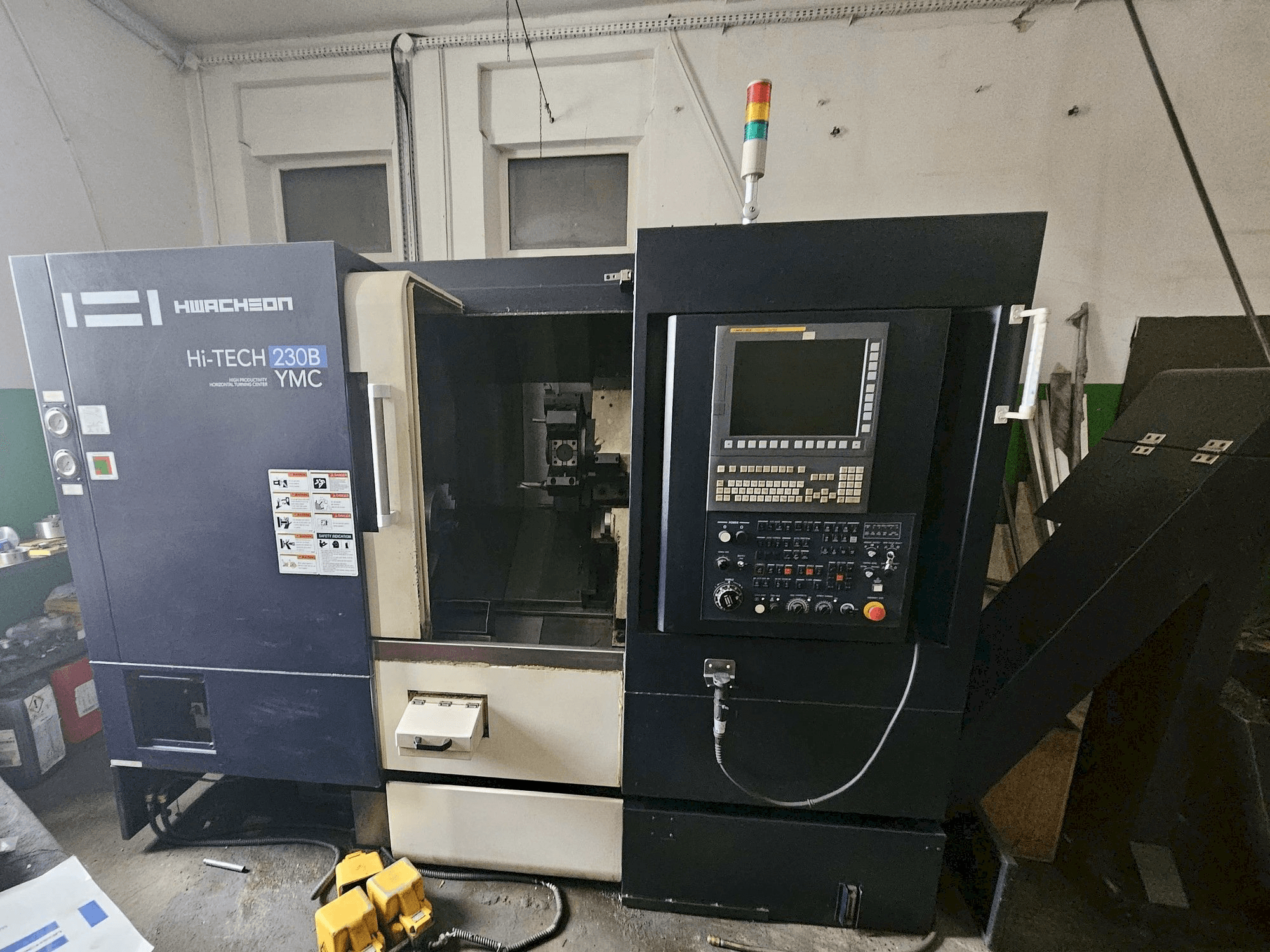 Koneen HWACHEON HI-TECH 230B YMC etunäkymä