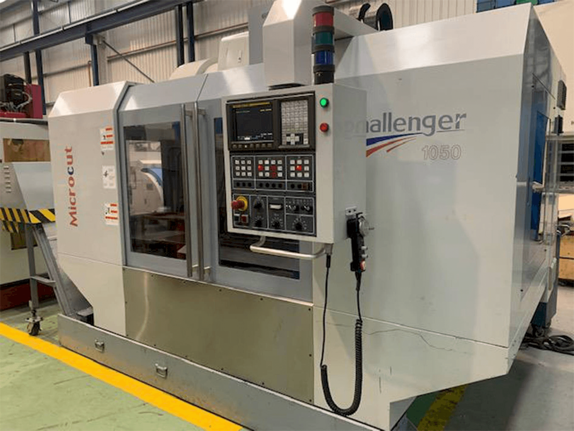 Koneen MICROCUT Challenger 1050 etunäkymä