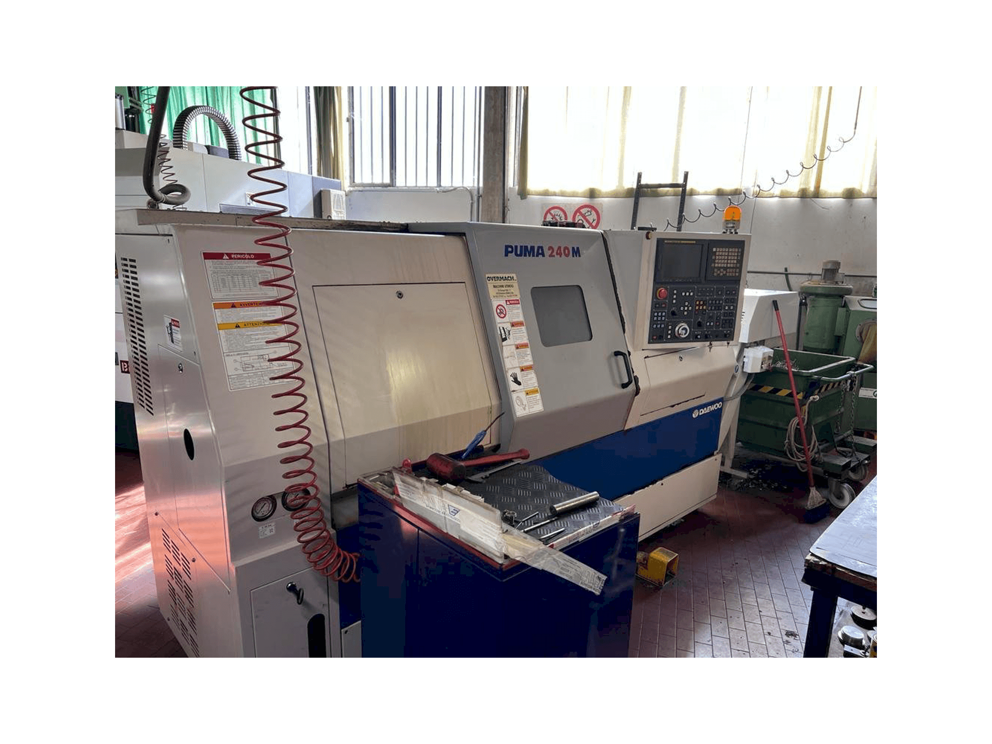 Koneen DAEWOO Puma 240M etunäkymä