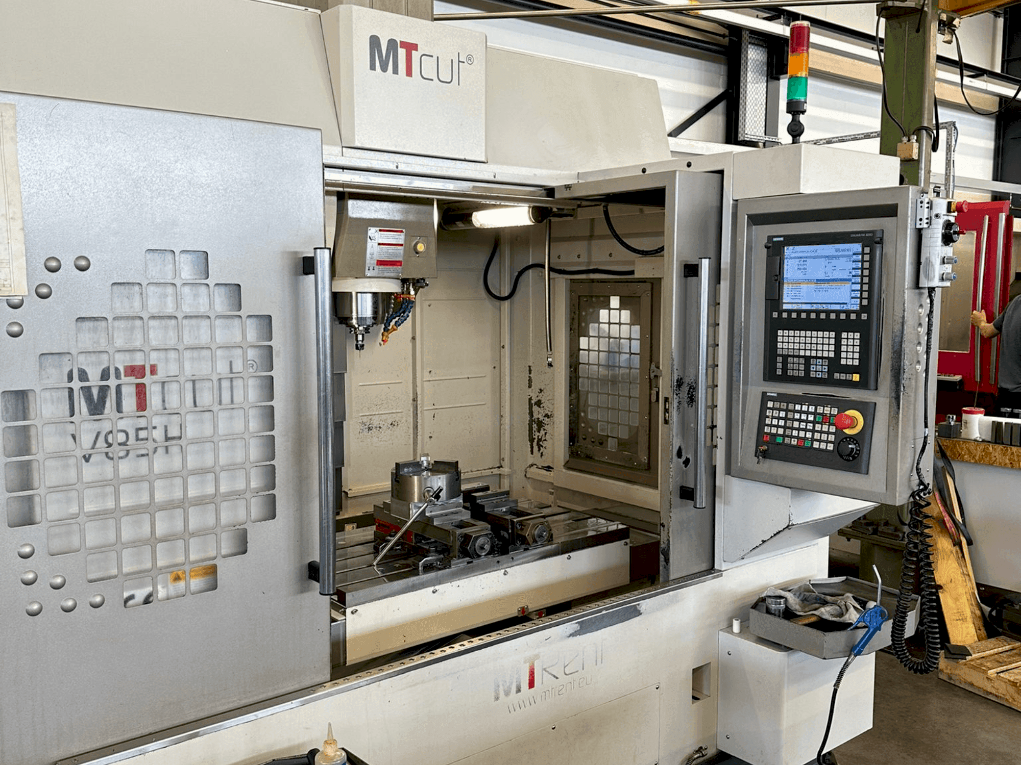 Koneen MTcut V 85 H etunäkymä