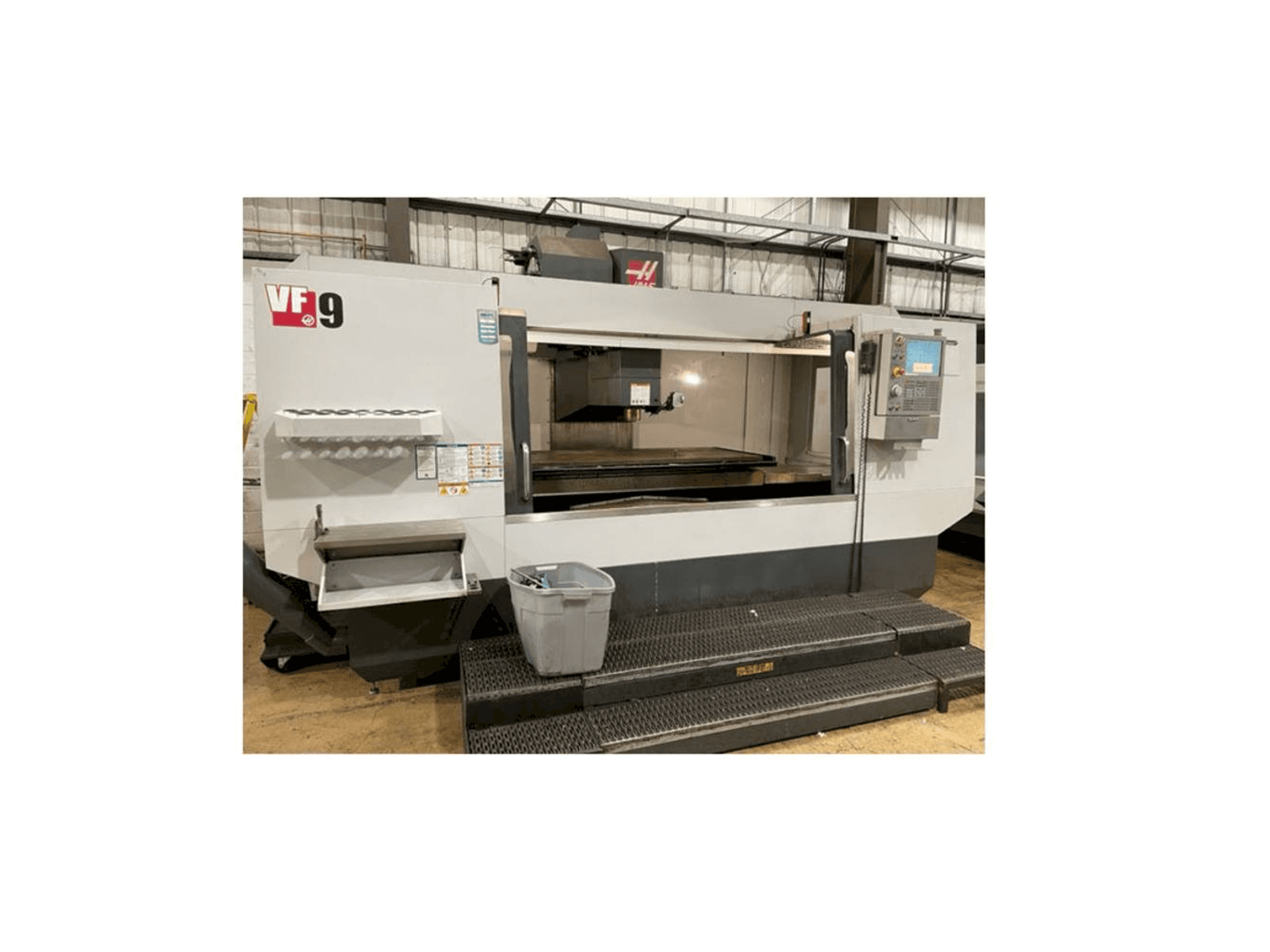 Koneen HAAS VF-9 etunäkymä