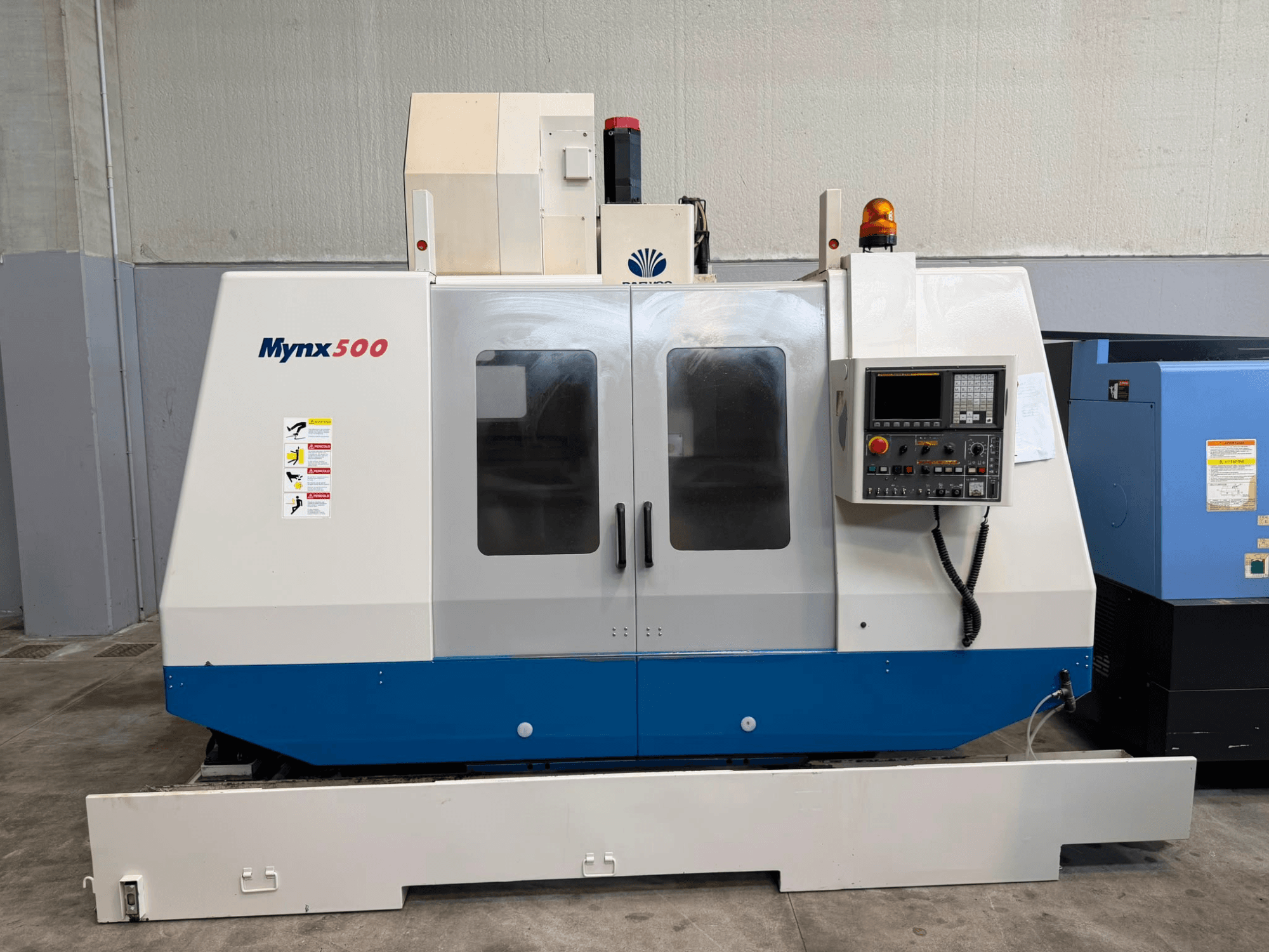 DAEWOO MYNX 500 -pystykoneistuskeskus edestä katsottuna, varustettuna ohjauspaneelilla, turvavaloilla ja helposti avattavilla ovilla.
