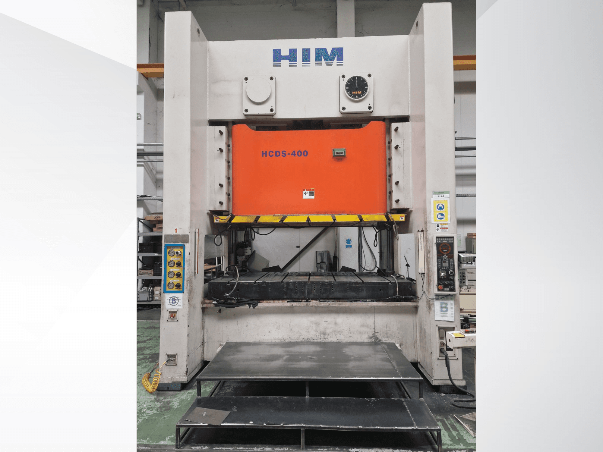 HIM HWAIL PRESS HCDS-400 -mekaanisen meistauspuristimen etunäkymä, jossa on oranssi meistauslevy ja ohjauspaneeli.