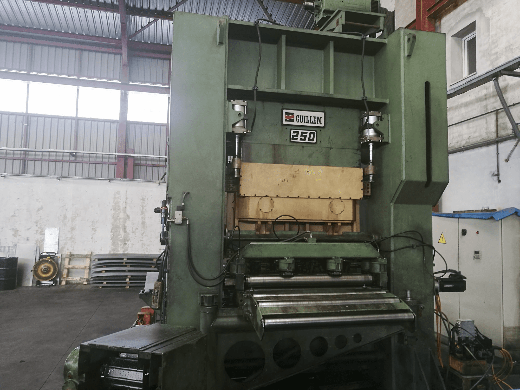 Koneen GUILLEM etunäkymäD2.250