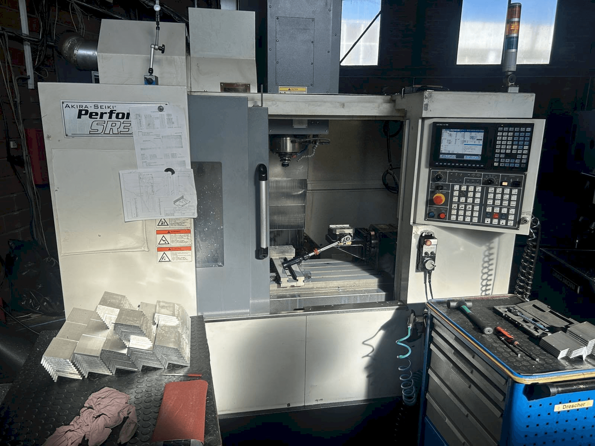 Koneen Akira Seiki SR3AXP etunäkymä