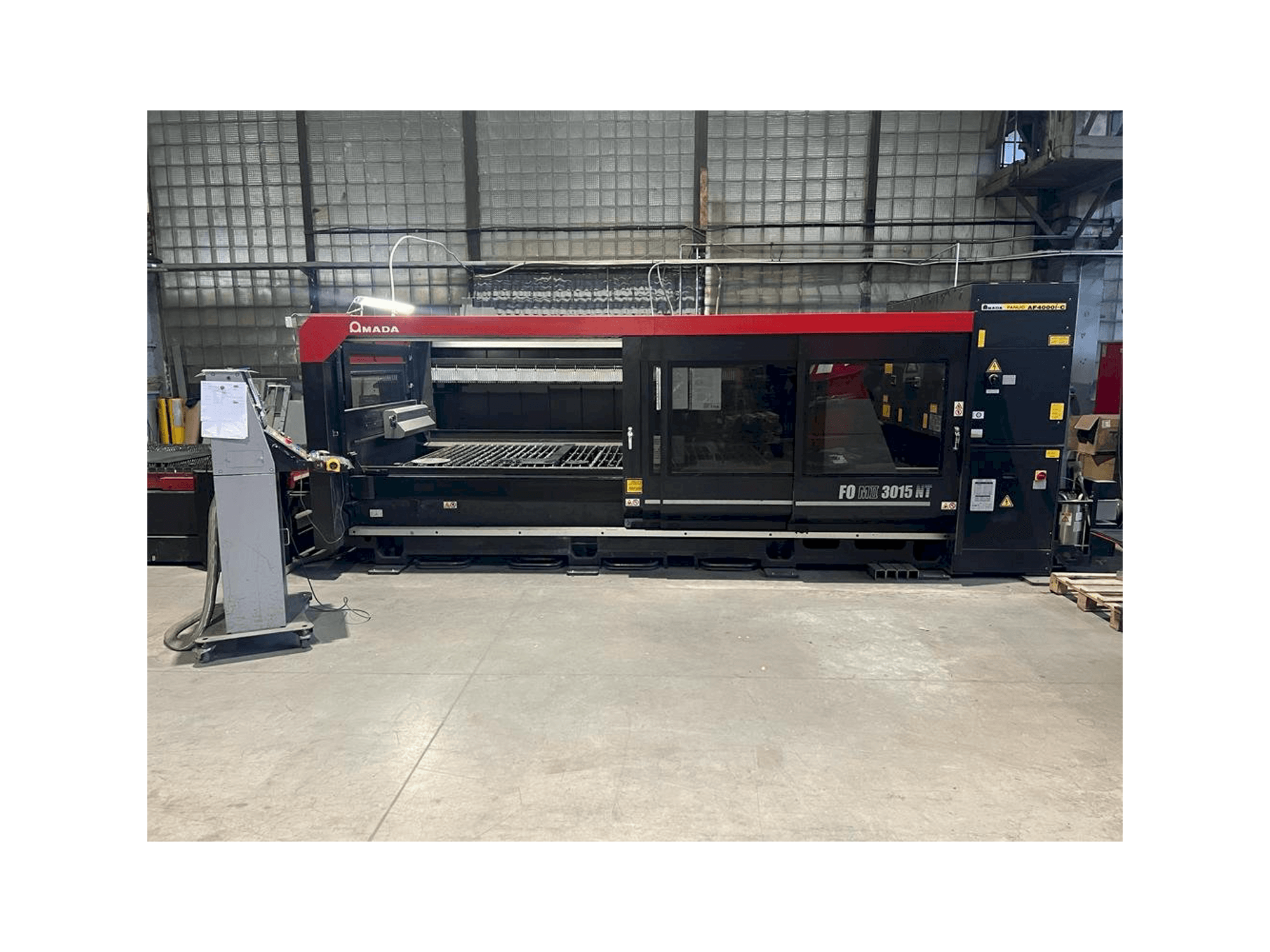 Koneen AMADA F0 MII 3015 NT etunäkymä