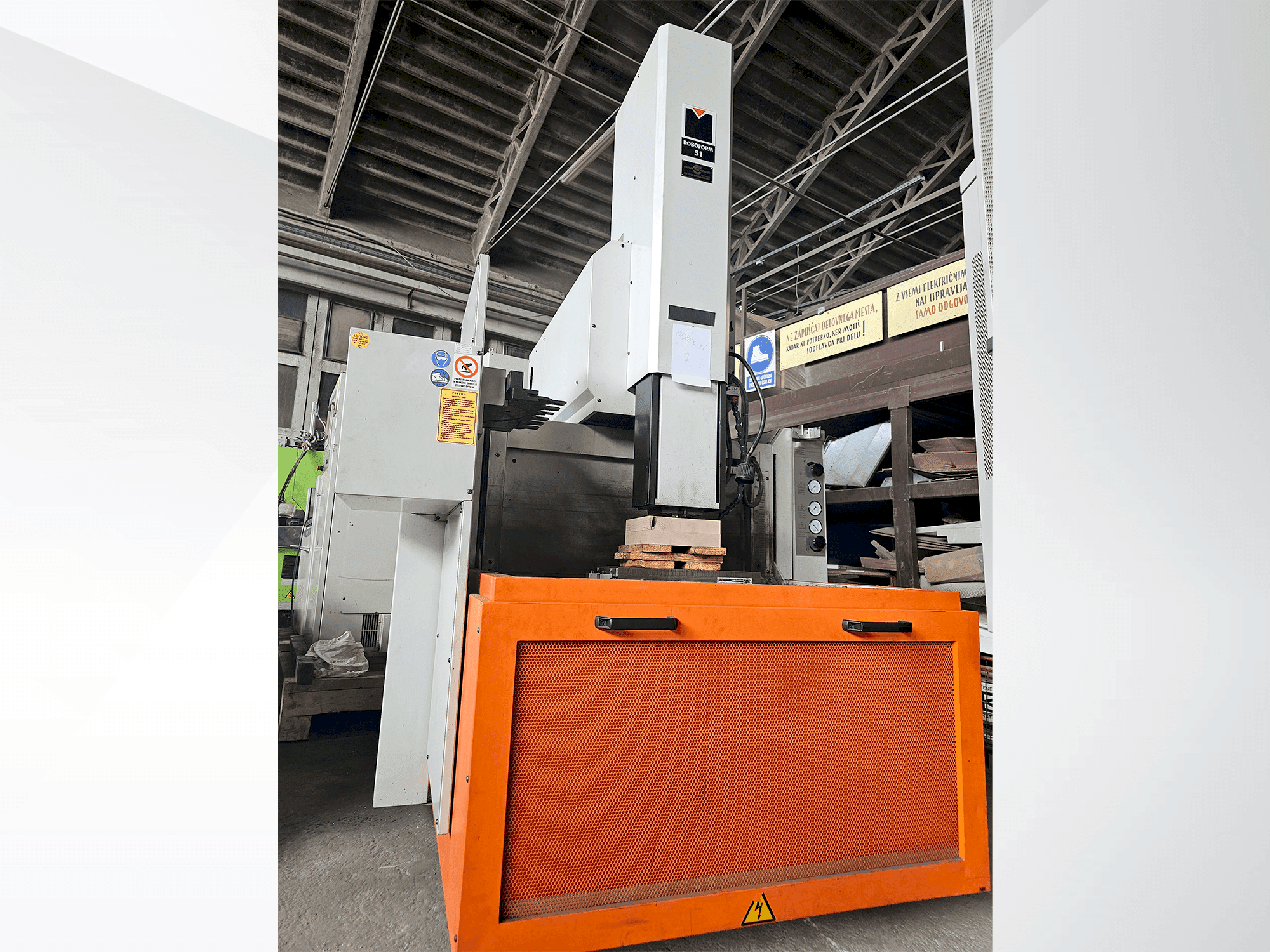 Koneen CHARMILLES ROBOFORM 51 etunäkymä