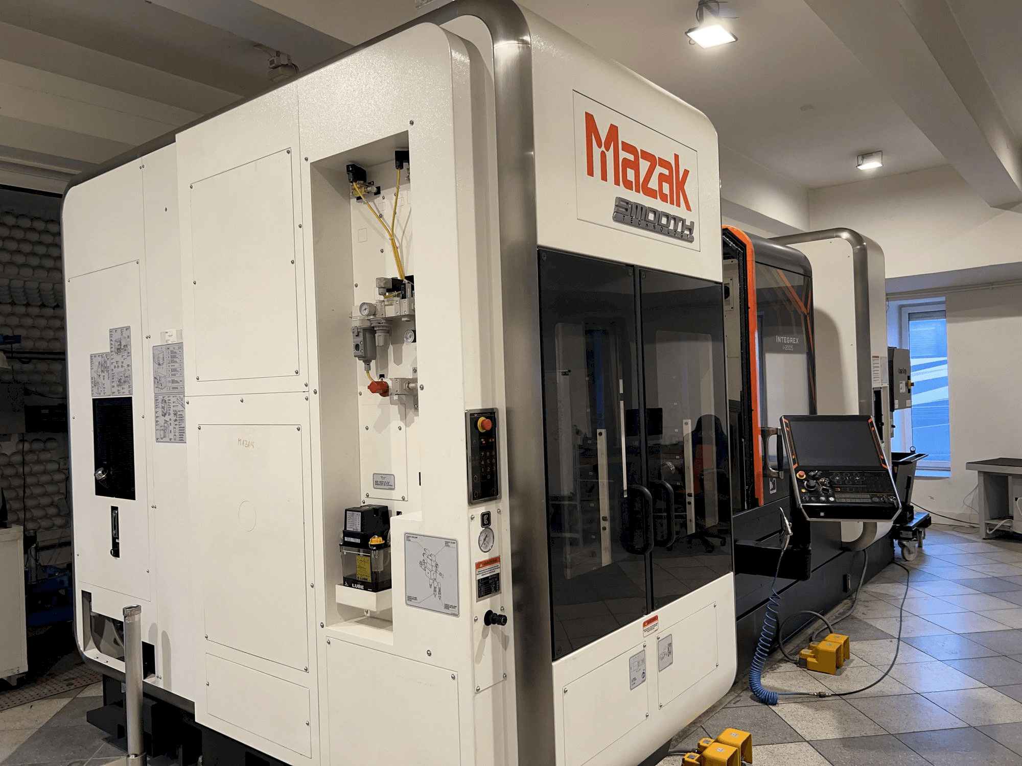 Koneen Mazak Integrex i-200S etunäkymä