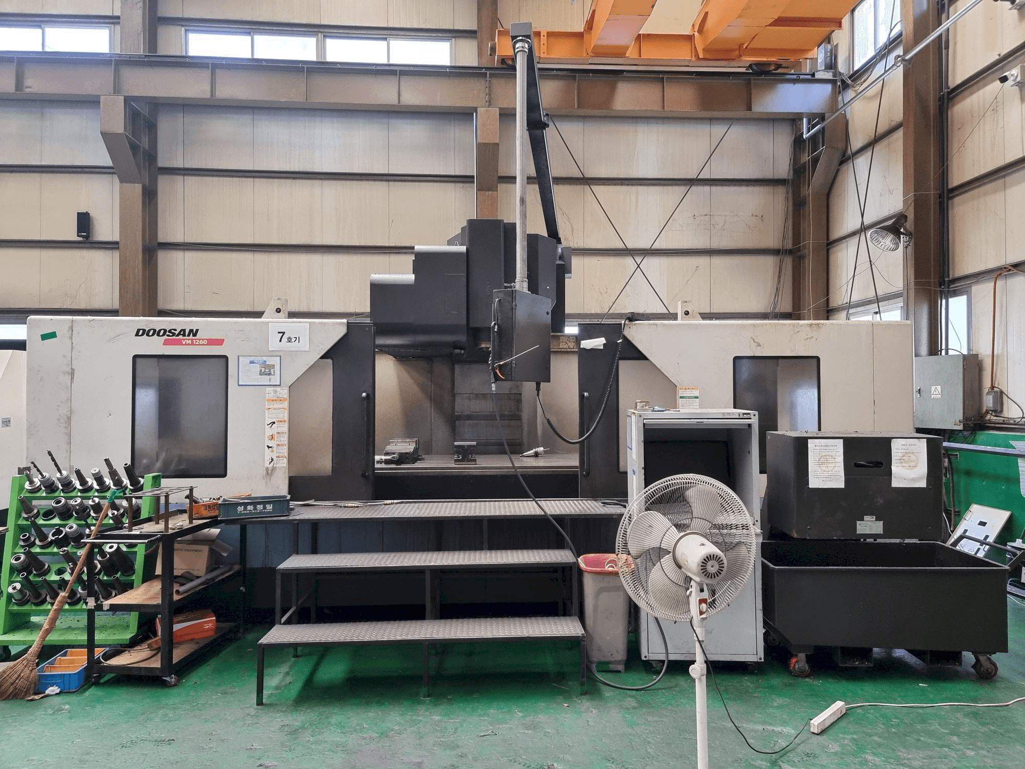 Koneen Doosan VM1260 etunäkymä