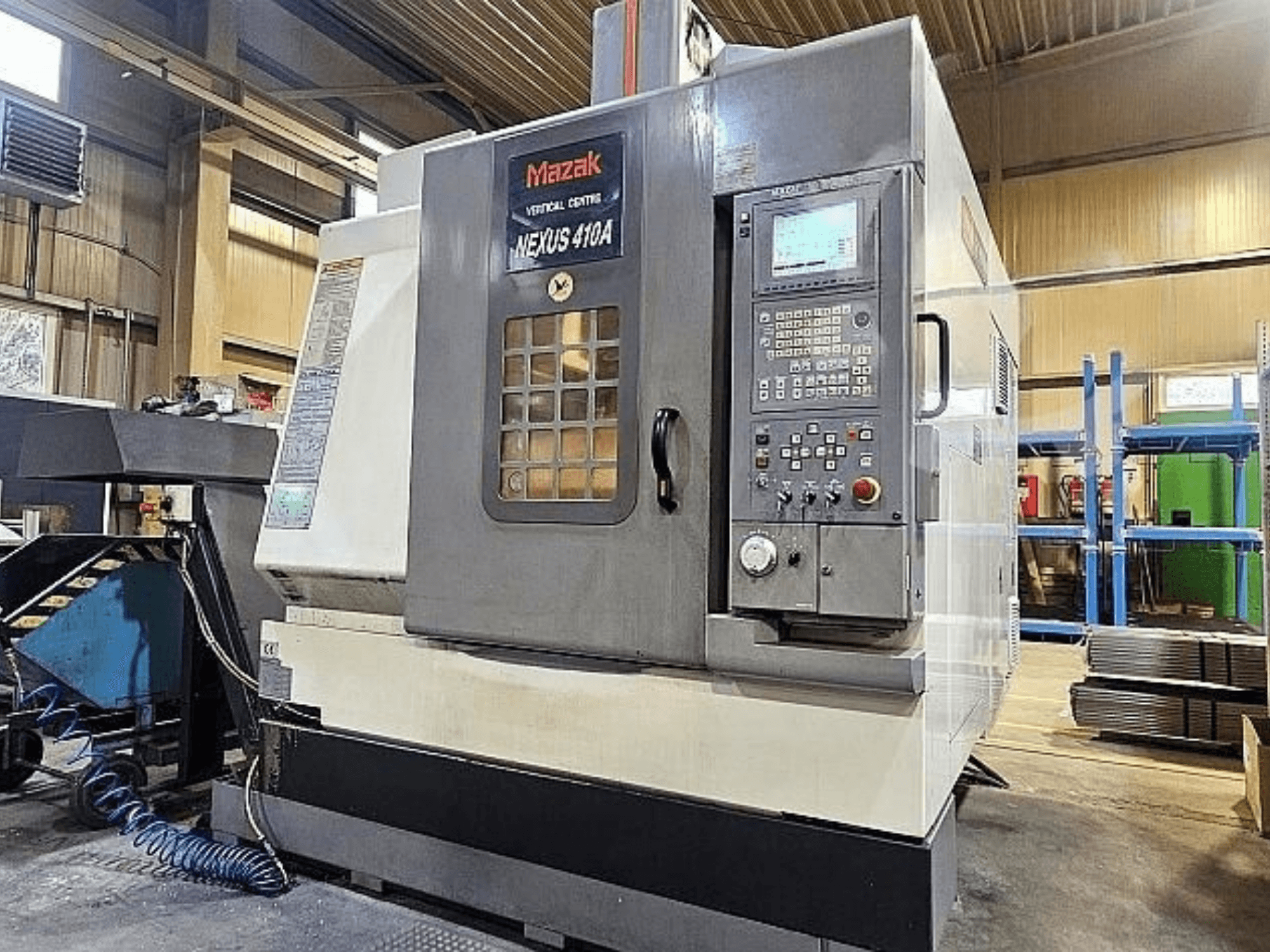 Mazak VCN-410A -pystykoneistuskeskus, sivukuva, jossa näkyvät ohjauspaneeli, työkalunpidin ja käyttöominaisuudet.
