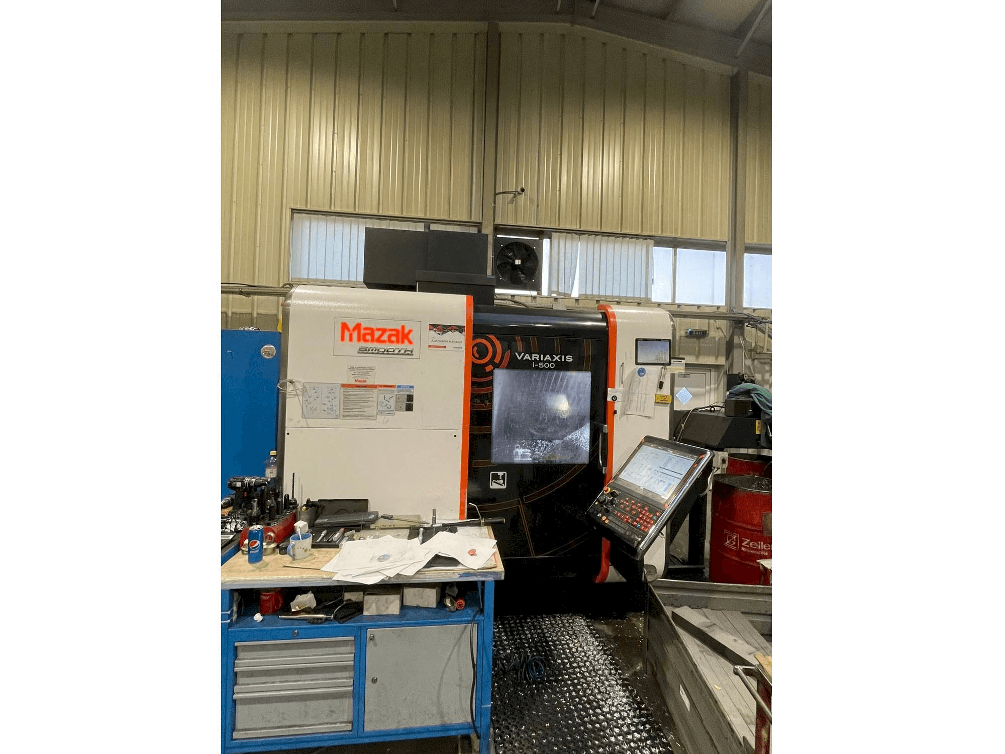 Koneen Mazak Variaxis i-500 etunäkymä