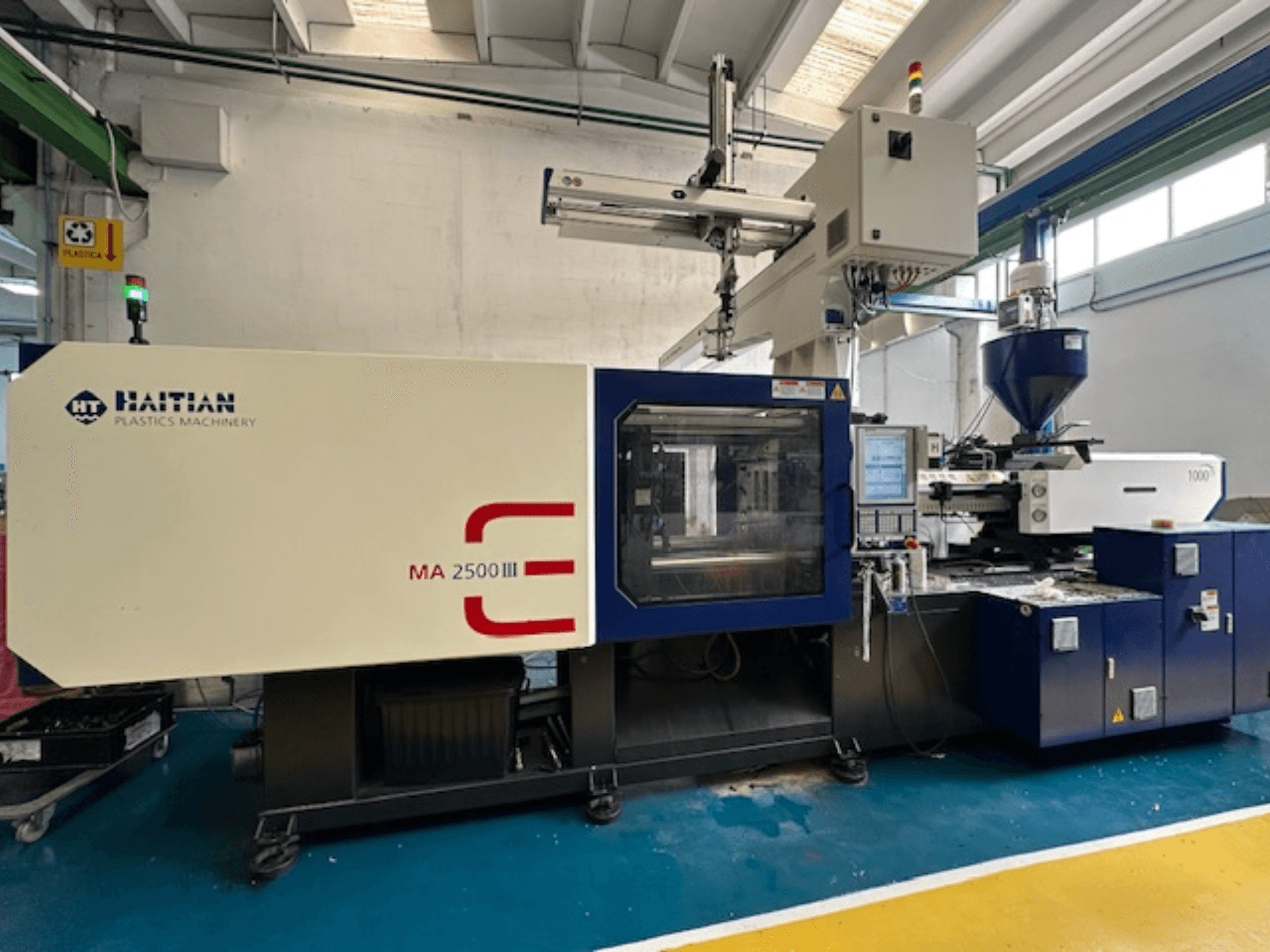 Haitian MA 2500 III hydraulinen ruiskuvalukone, etukuva ohjauspaneelista ja suppilosta.