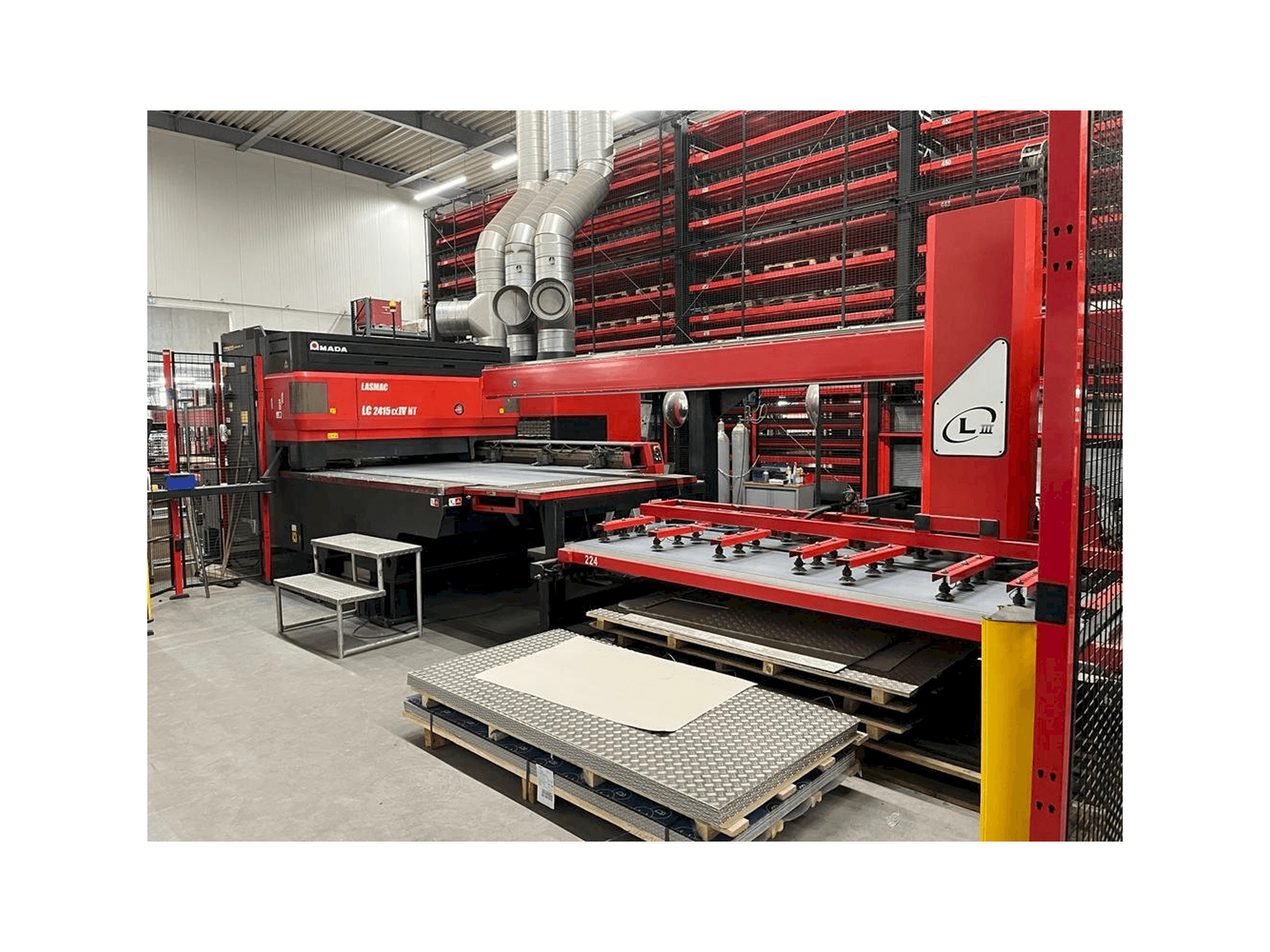 Koneen AMADA LC2415 a IV NT etunäkymä