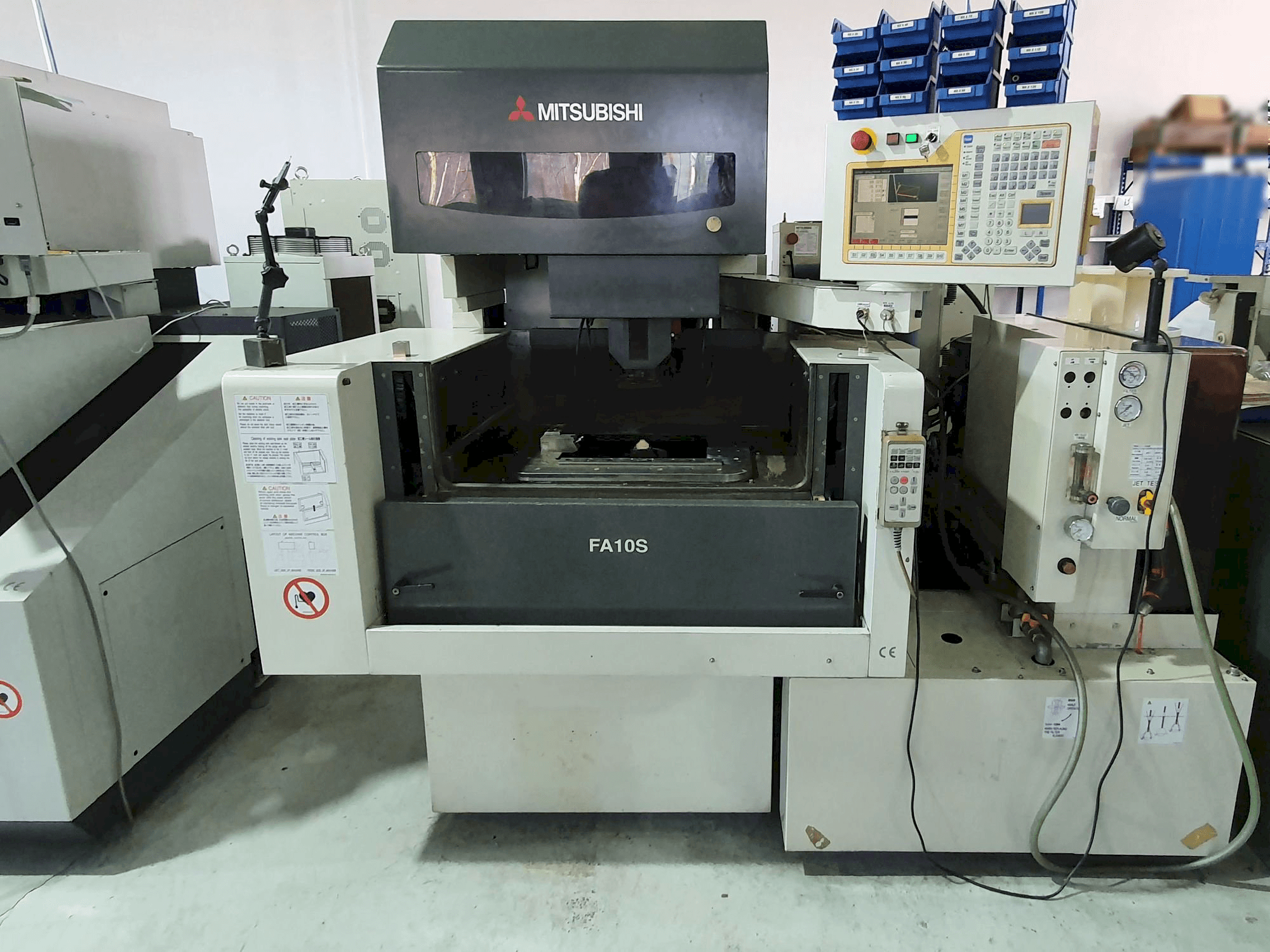 Koneen Mitsubishi FA10SM etunäkymä