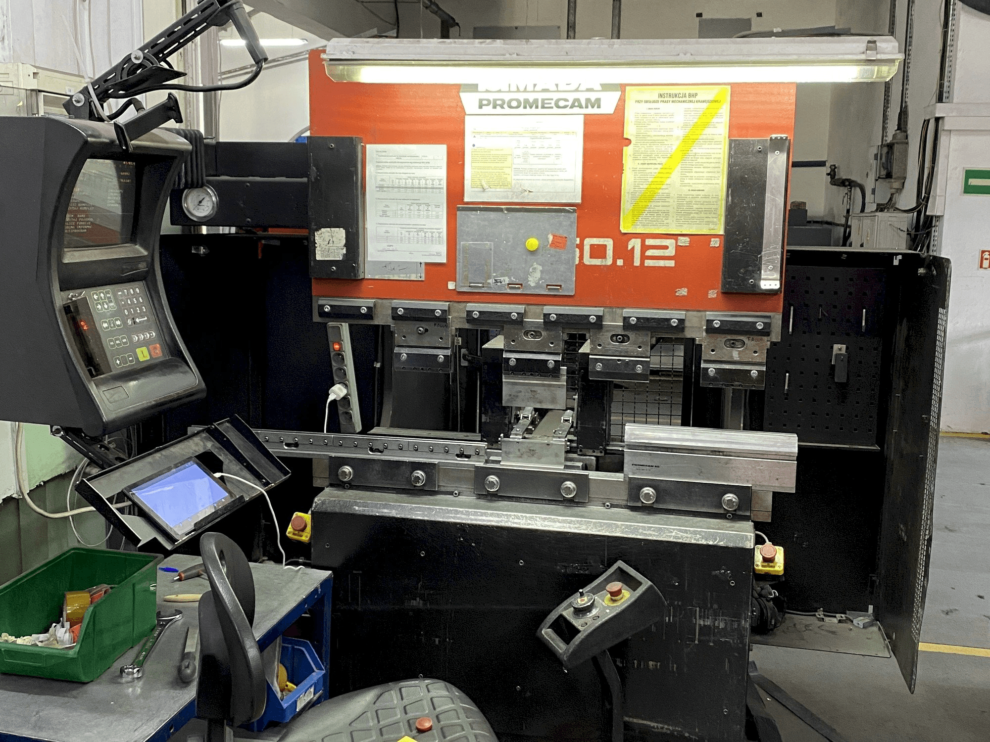 Koneen AMADA ITPS2 50-12 etunäkymä