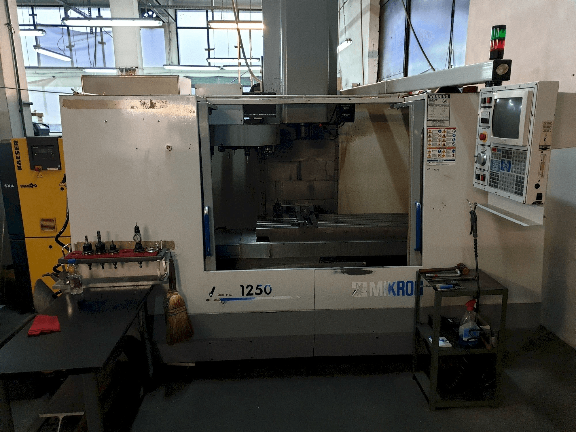 Koneen MIKRON-HAAS VCE 1250 etunäkymä