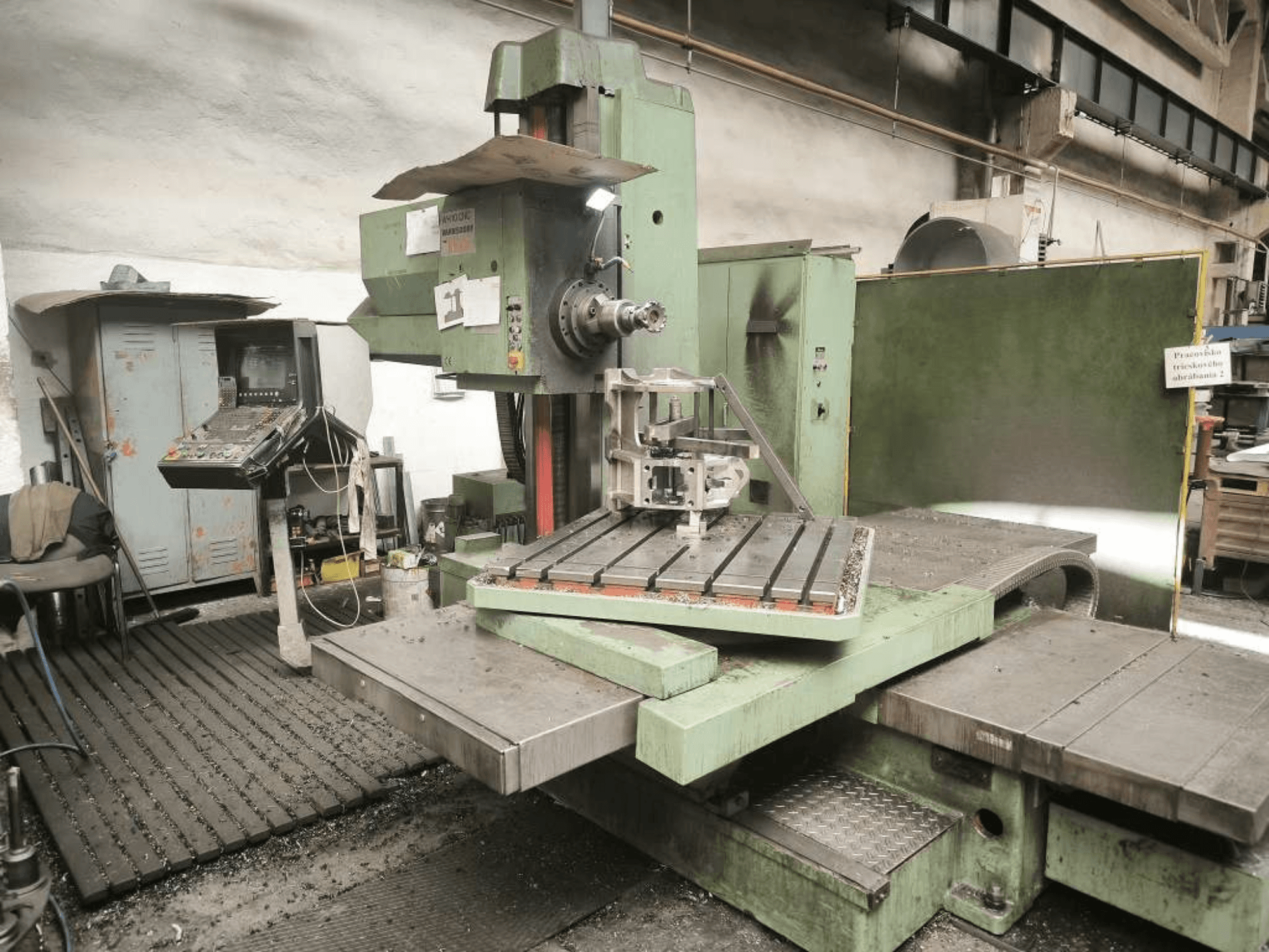 TOS WH 10 CNC-porakone edestä katsottuna; kuvassa näkyy työstetty työkappale pöydällä sekä ohjauspaneeli.
