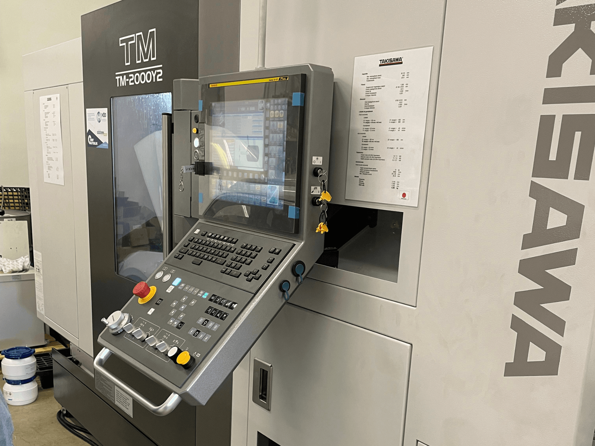 Takisawa TM-2000Y2 -vaakasuuntaisen sorvauskoneen ohjauspaneeli etukuvassa, jossa on digitaalinen näyttö ja käyttöpainikkeet.