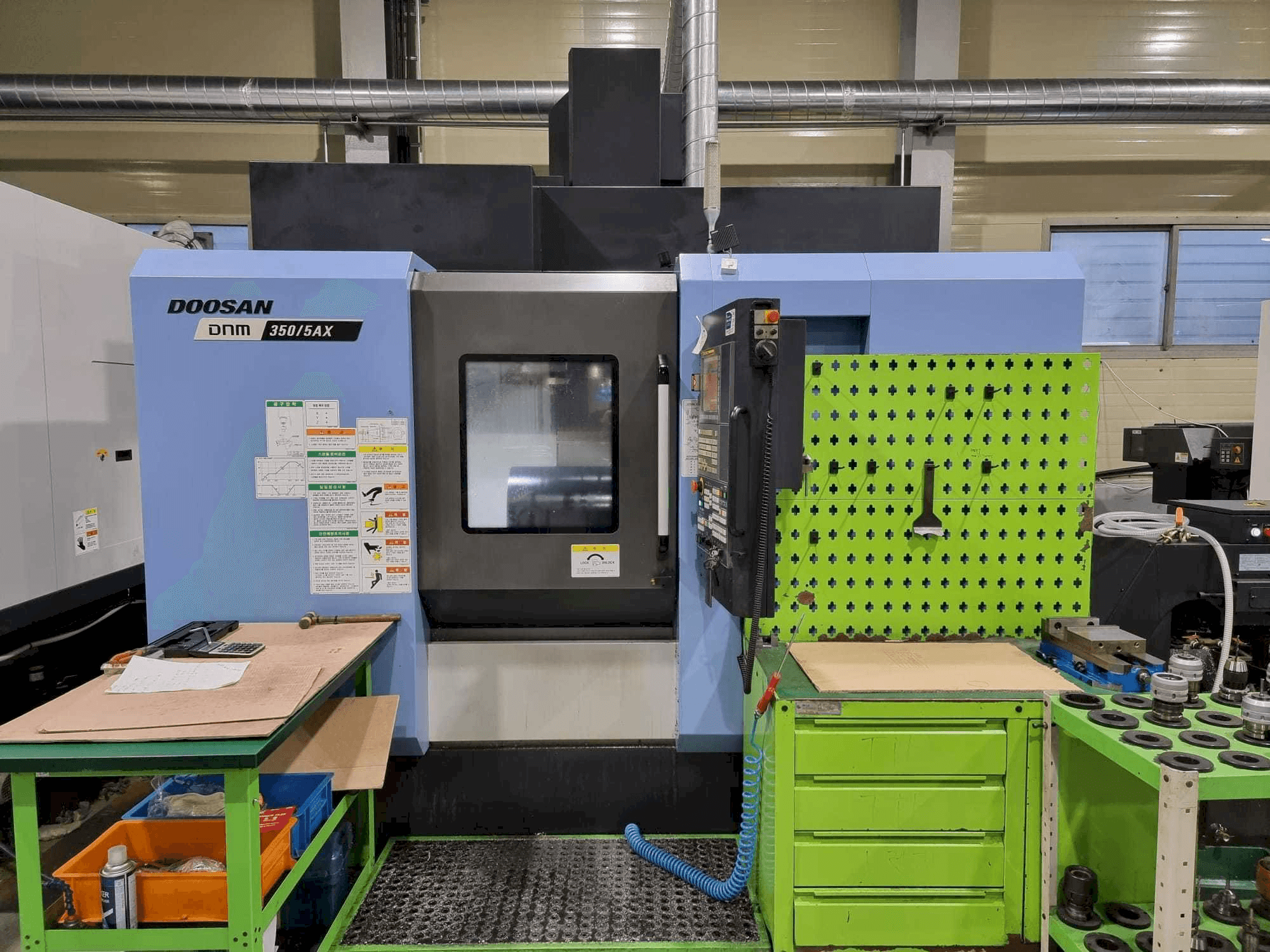 Koneen Doosan DNM350/5AX etunäkymä