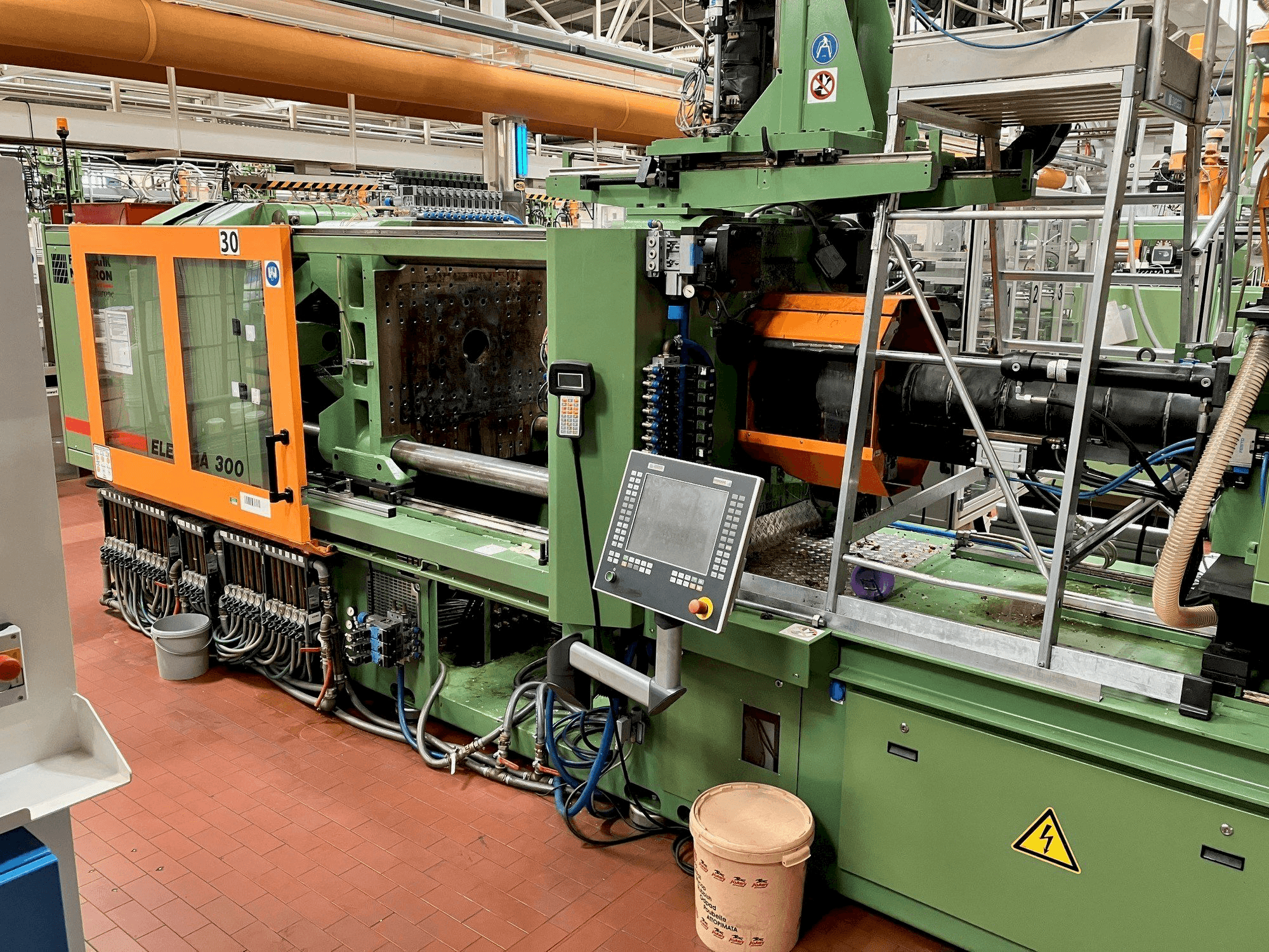 Koneen FERROMATIK MILACRON Europe Elektra 300 etunäkymä